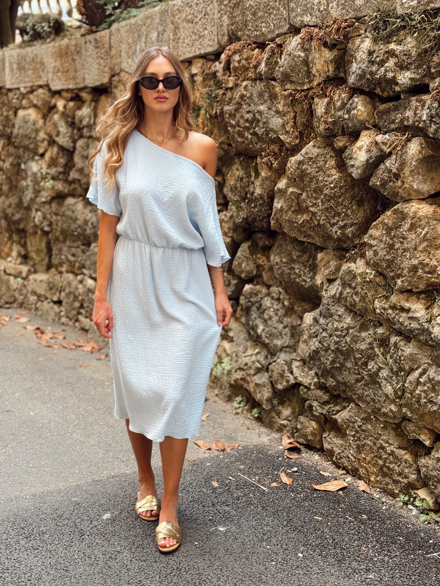 Pulse haljina s golim ramenom – ležerni chic za ljeto