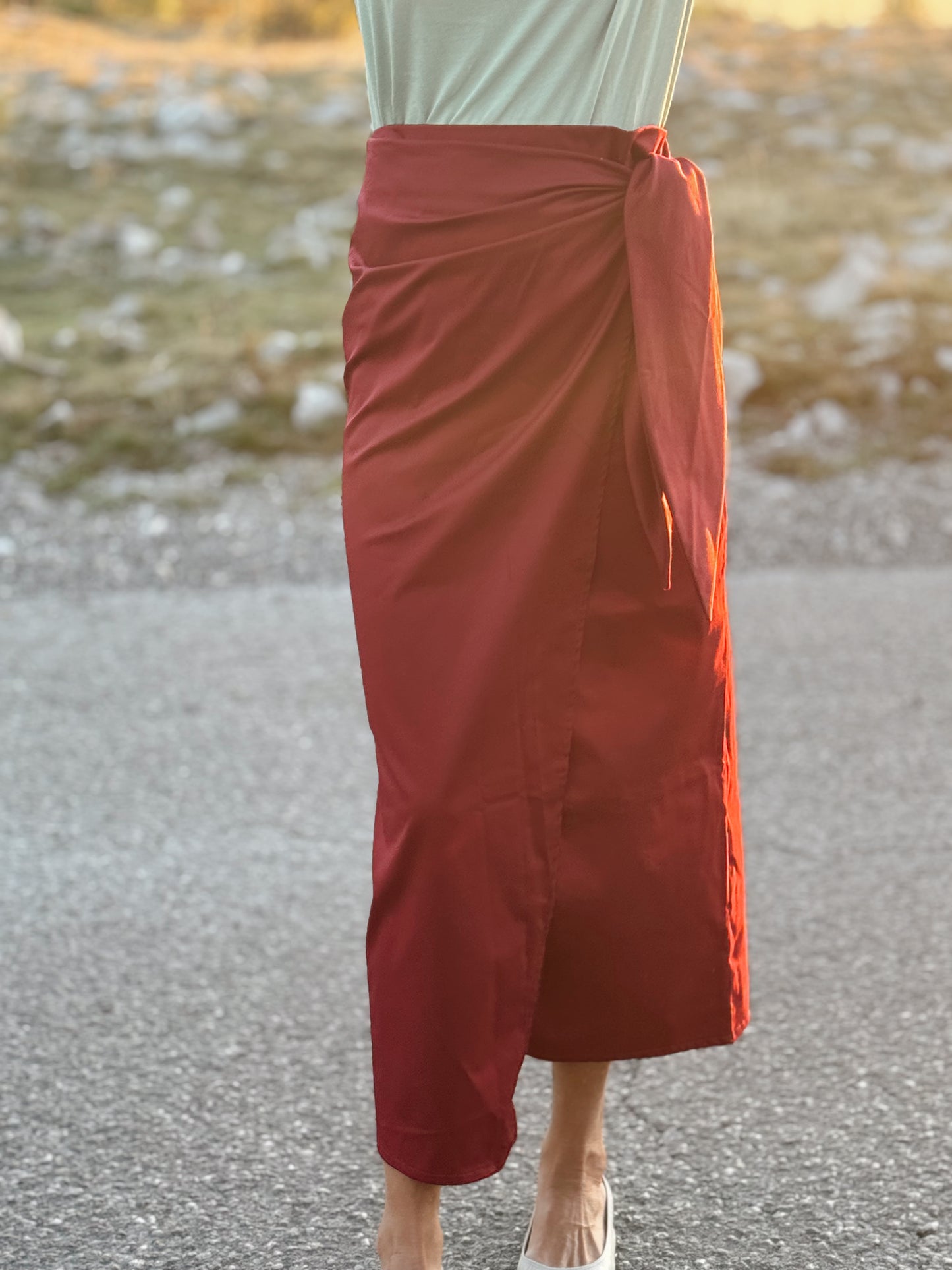 Bordo suknja na preklop – elegantna i bezvremenska