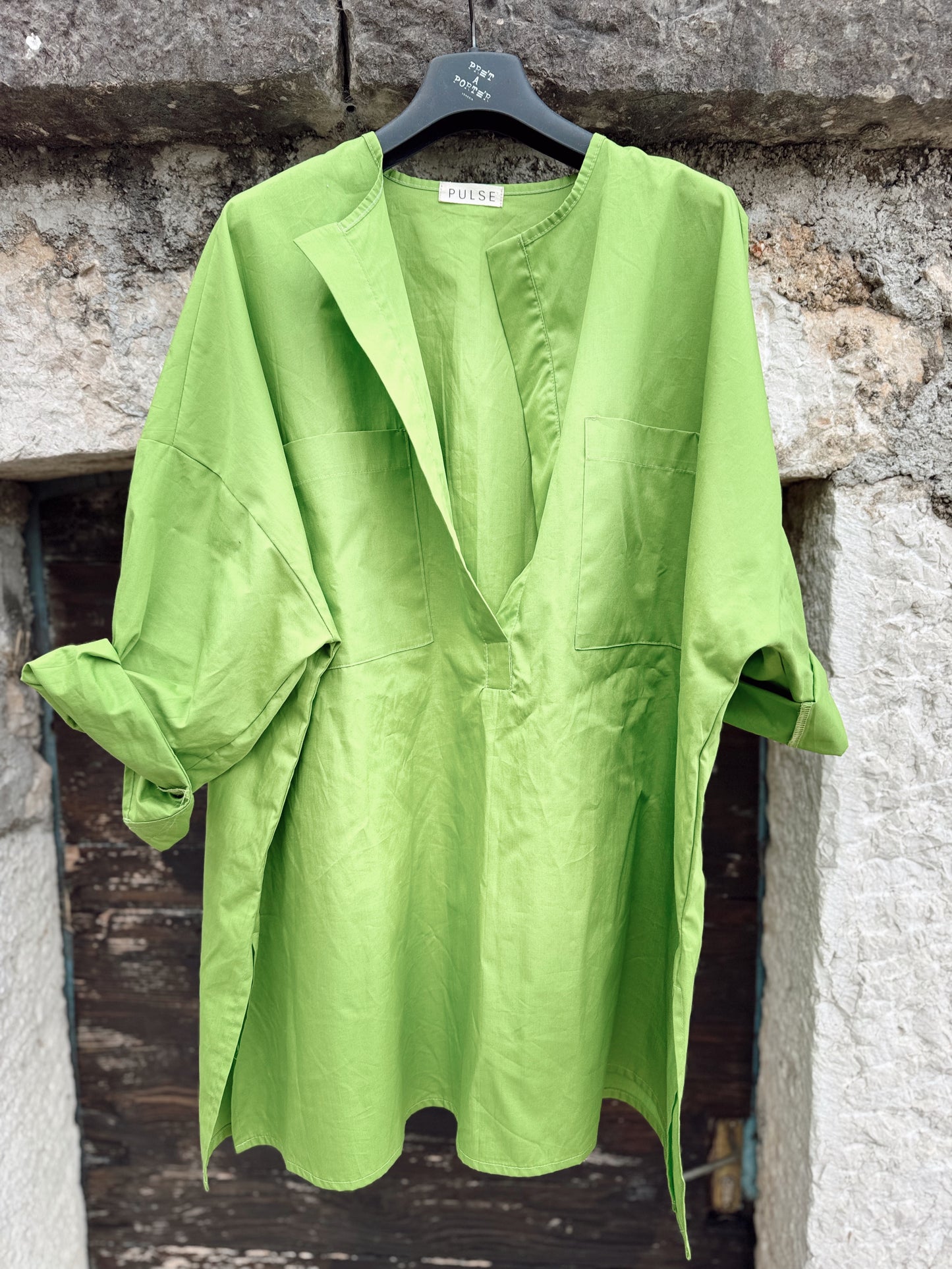 Zelena oversize košulja – elegantna i bezvremenska