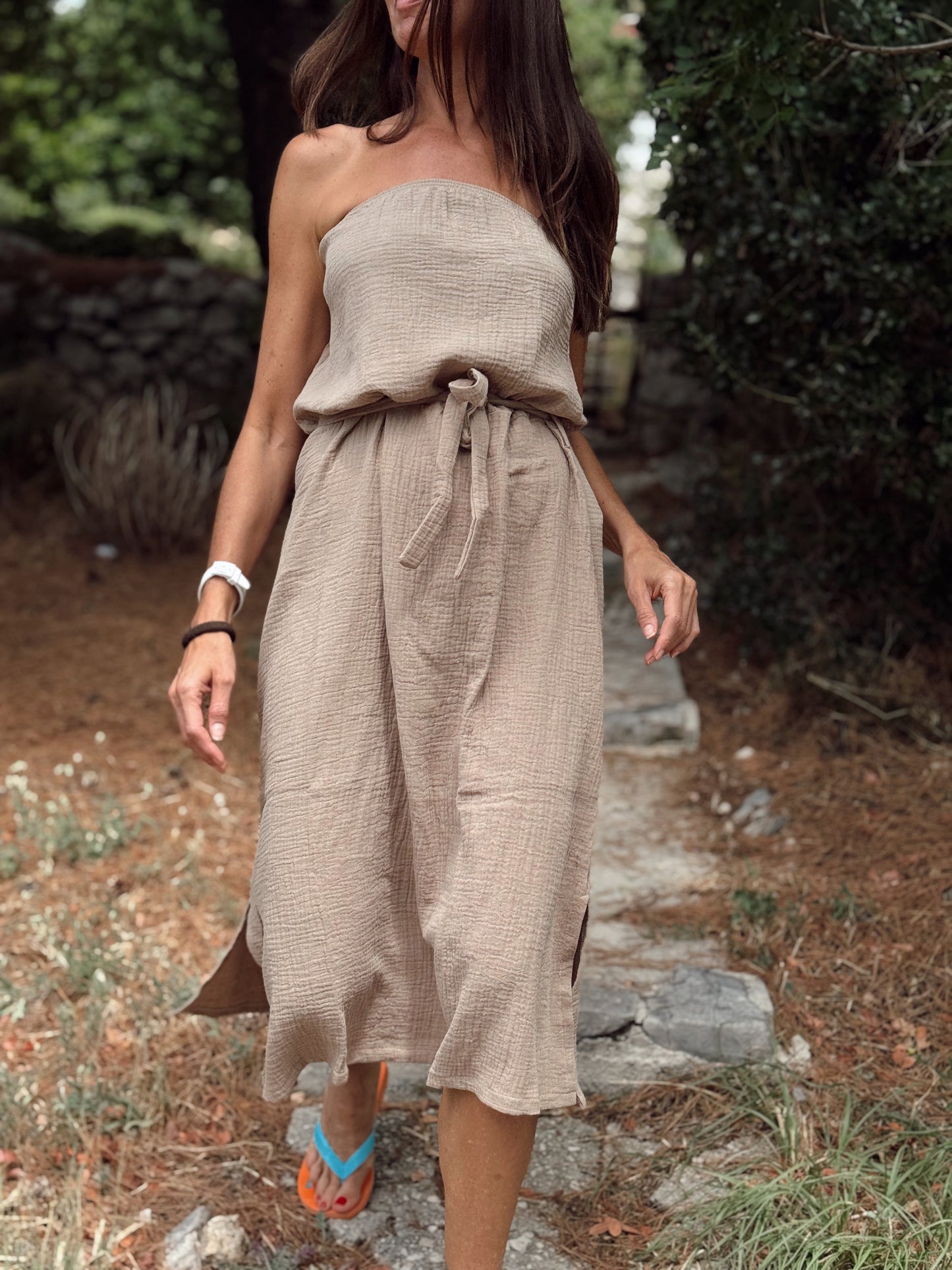 Pulse haljina bez naramenica minimalizam i senzualnost u jednom –