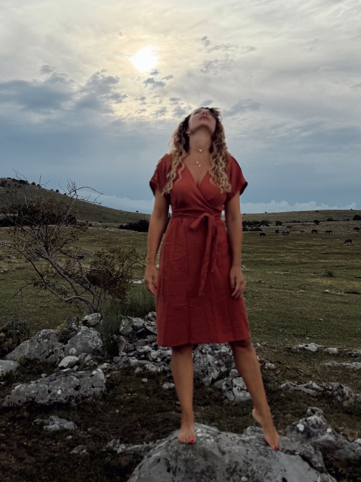 PULSE bež haljina od organskog pamuka - ljetna elegancija s twist detaljem