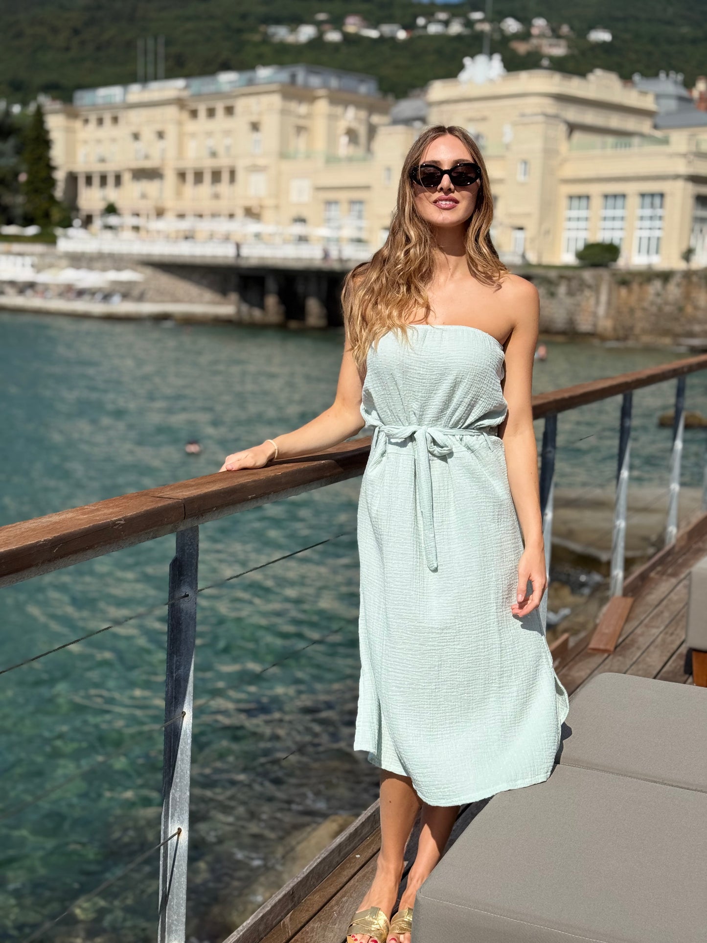 Pulse haljina bez naramenica - minimalizam i senzualnost u jednom