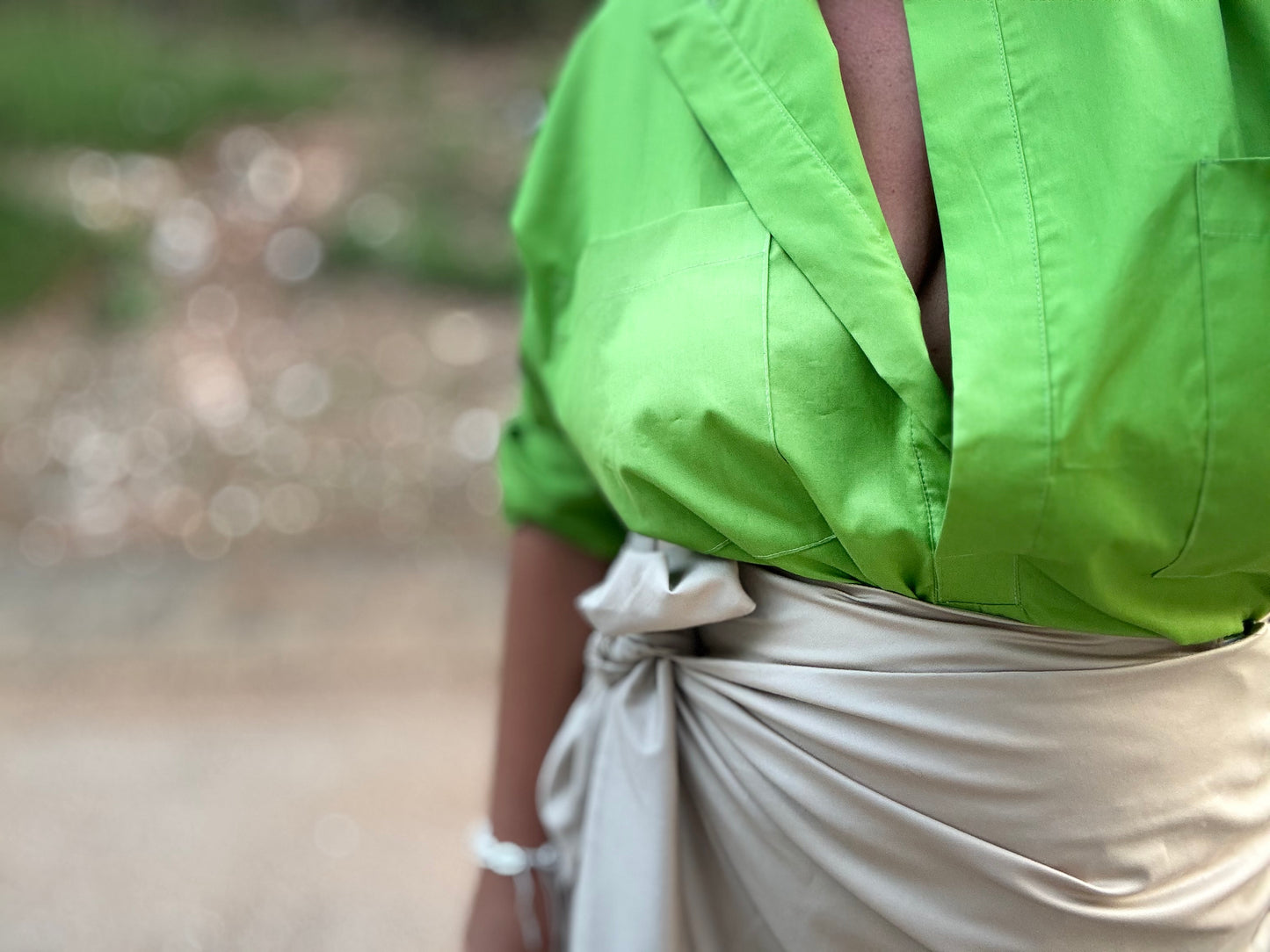 Bež suknja na preklop – elegantna i bezvremenska