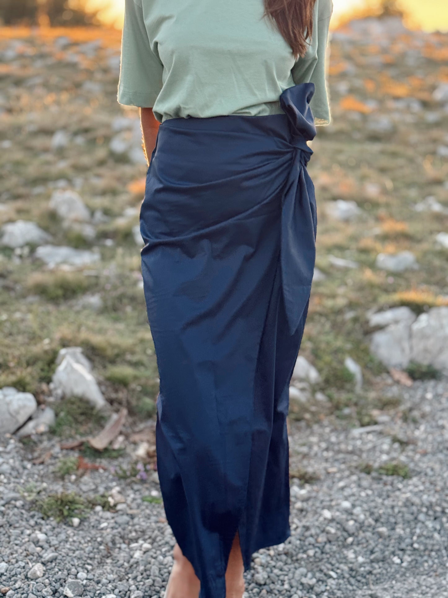 Plava suknja na preklop – udobnost i elegancija za svaki dan