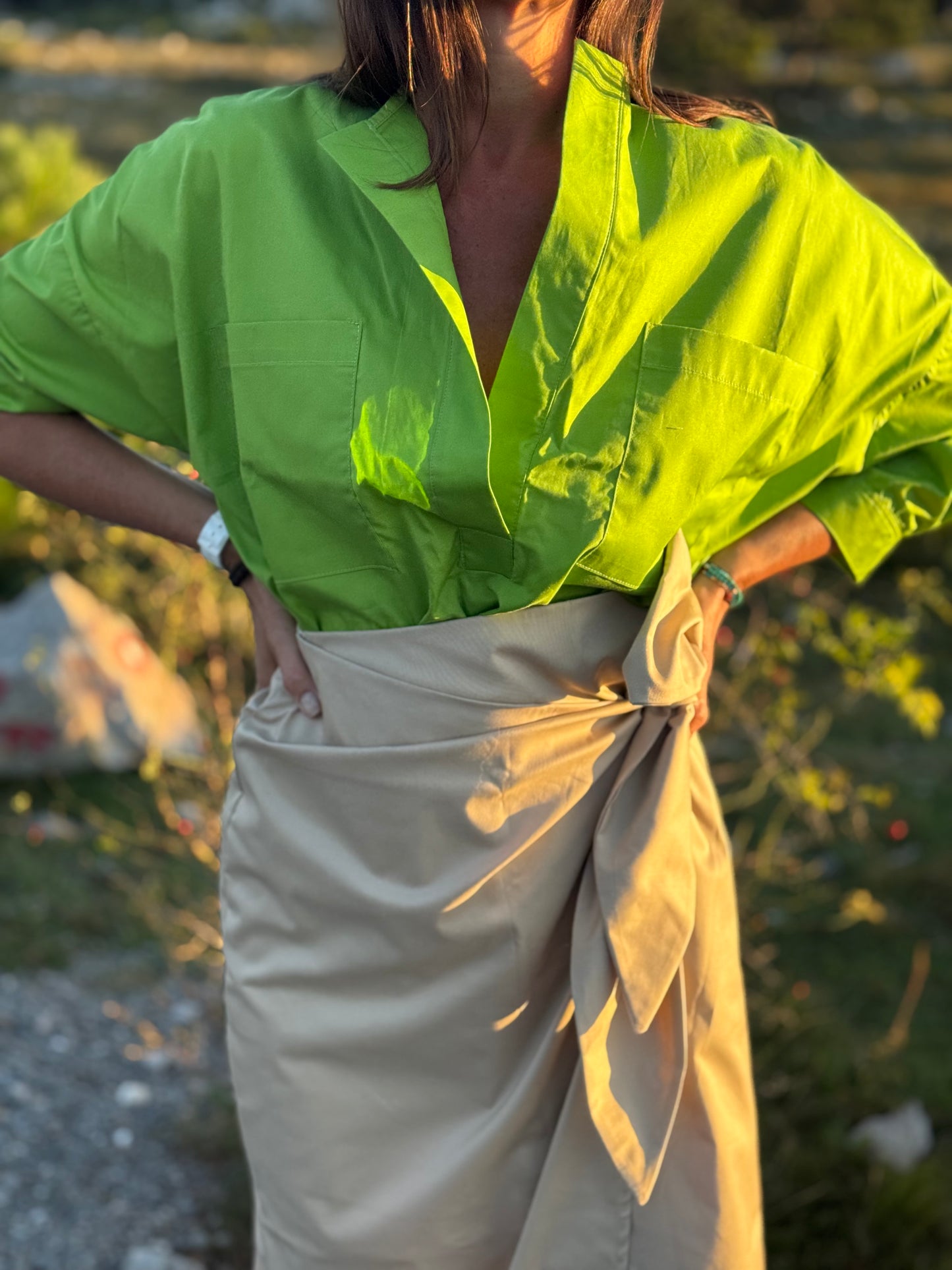 Bež suknja na preklop – elegantna i bezvremenska