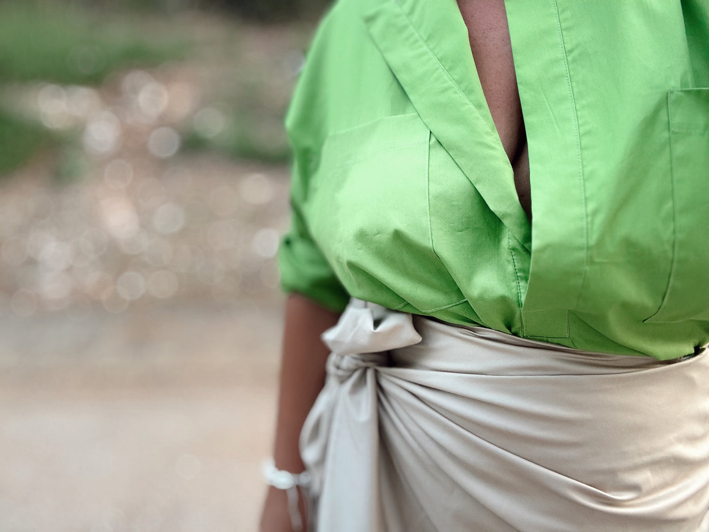 Bež suknja na preklop – elegantna i bezvremenska