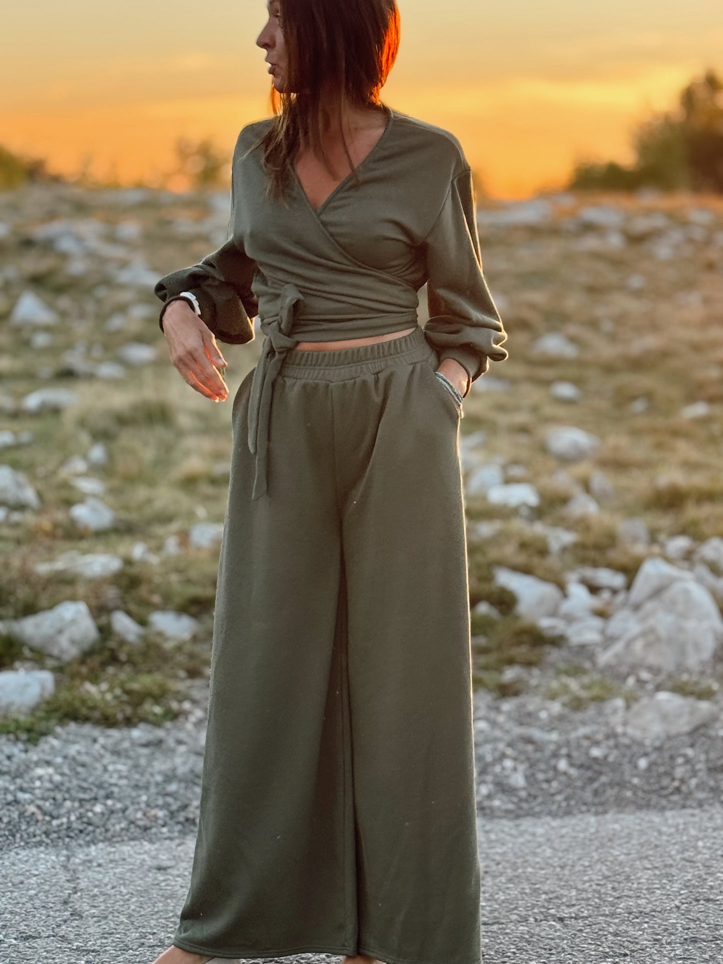 PULSE maslinaste sportsko - elegantne hlače s elastičnim strukom - udobnost i stil