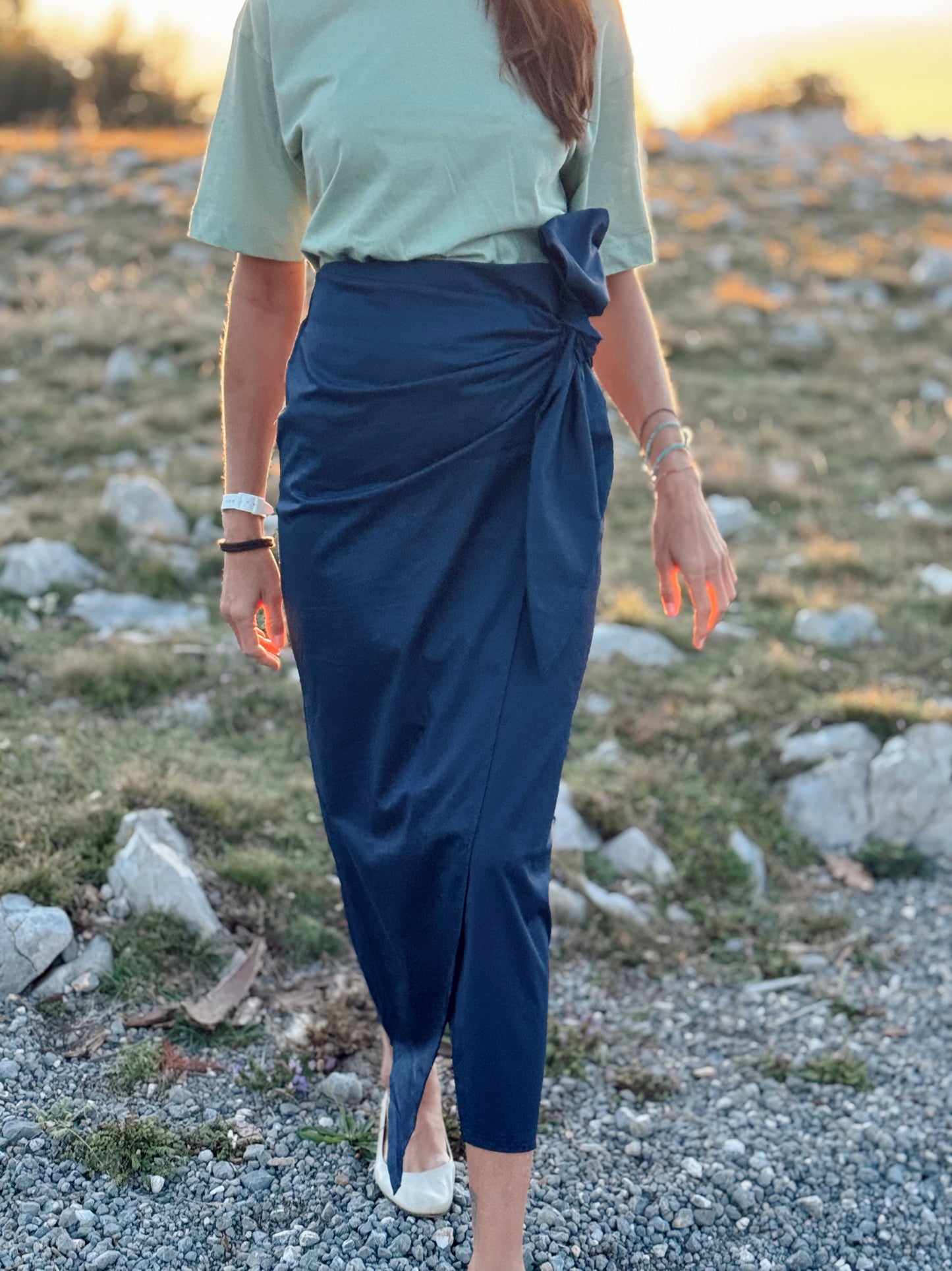 Plava suknja na preklop – udobnost i elegancija za svaki dan