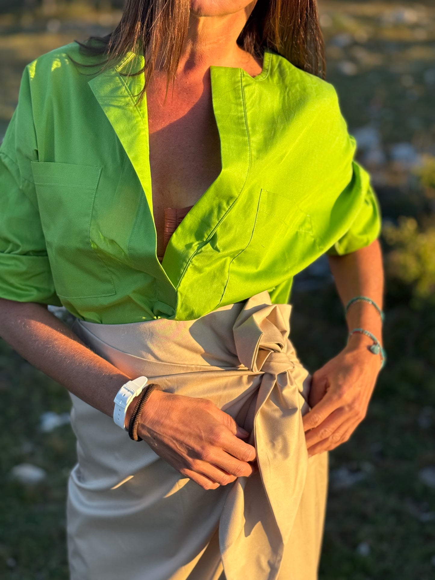 Bež suknja na preklop – elegantna i bezvremenska