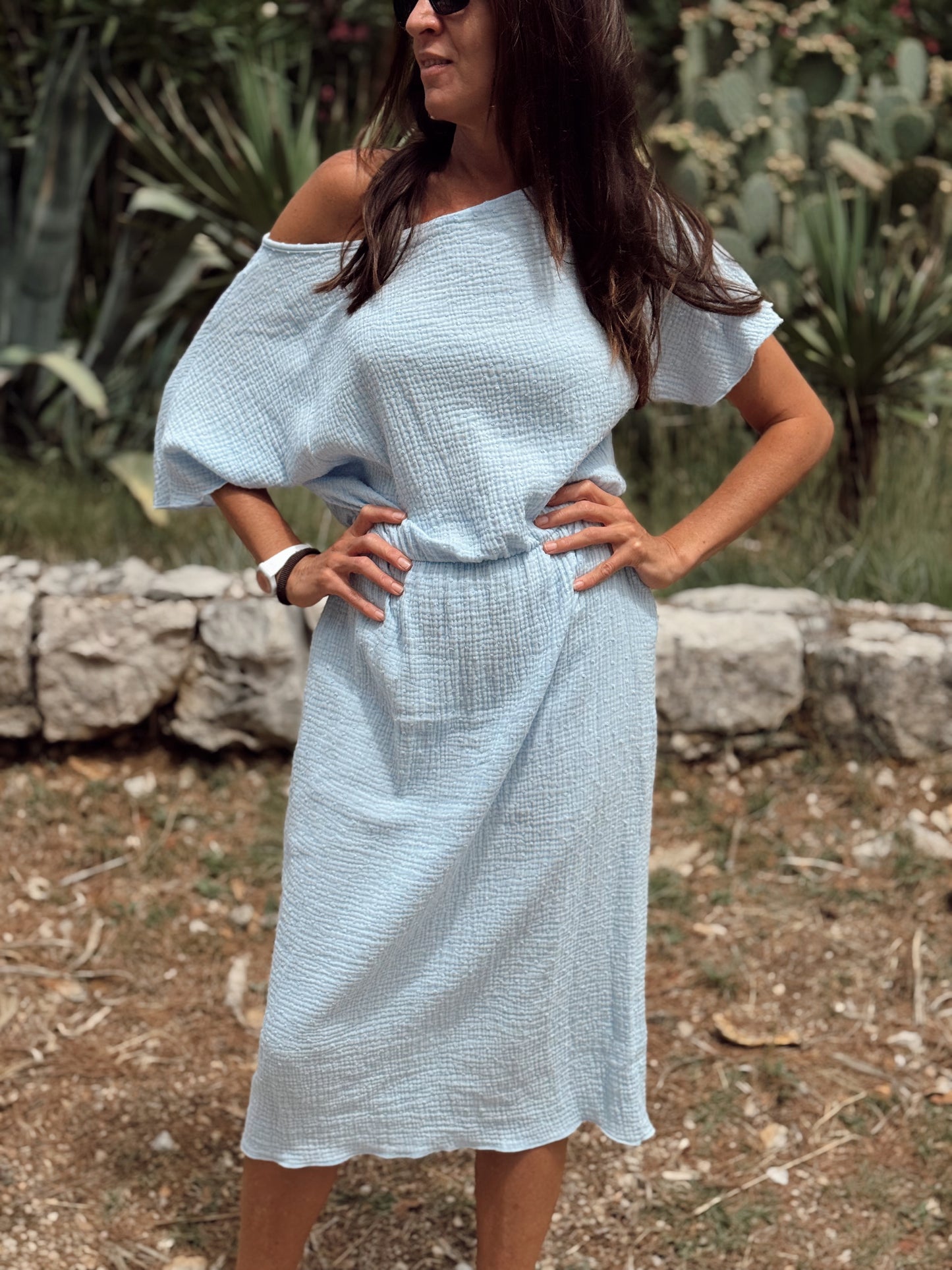 Pulse haljina s golim ramenom – ležerni chic za ljeto