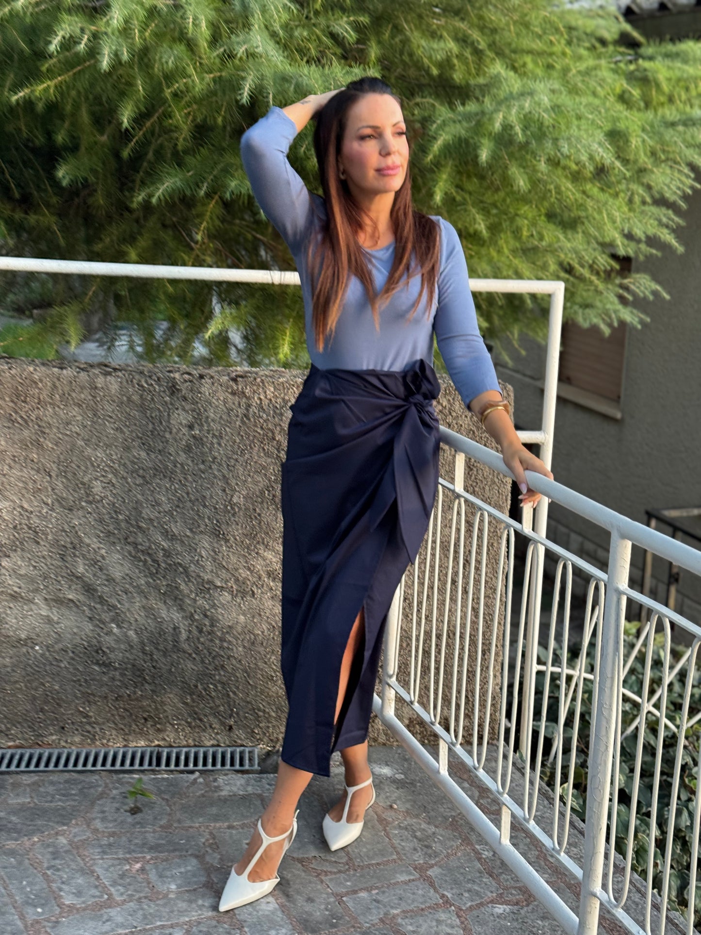 Plava suknja na preklop – udobnost i elegancija za svaki dan
