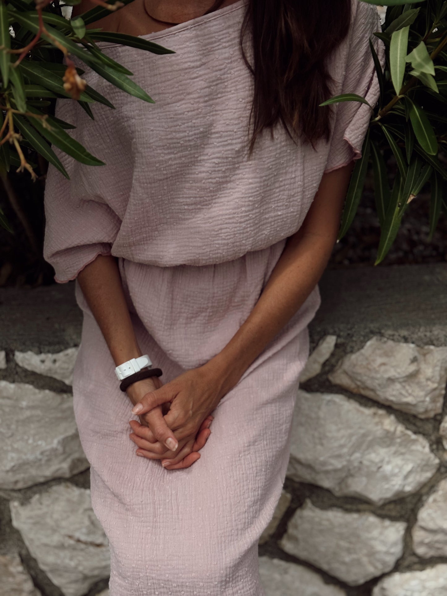 Pulse haljina s golim ramenom – ležerni chic za ljeto