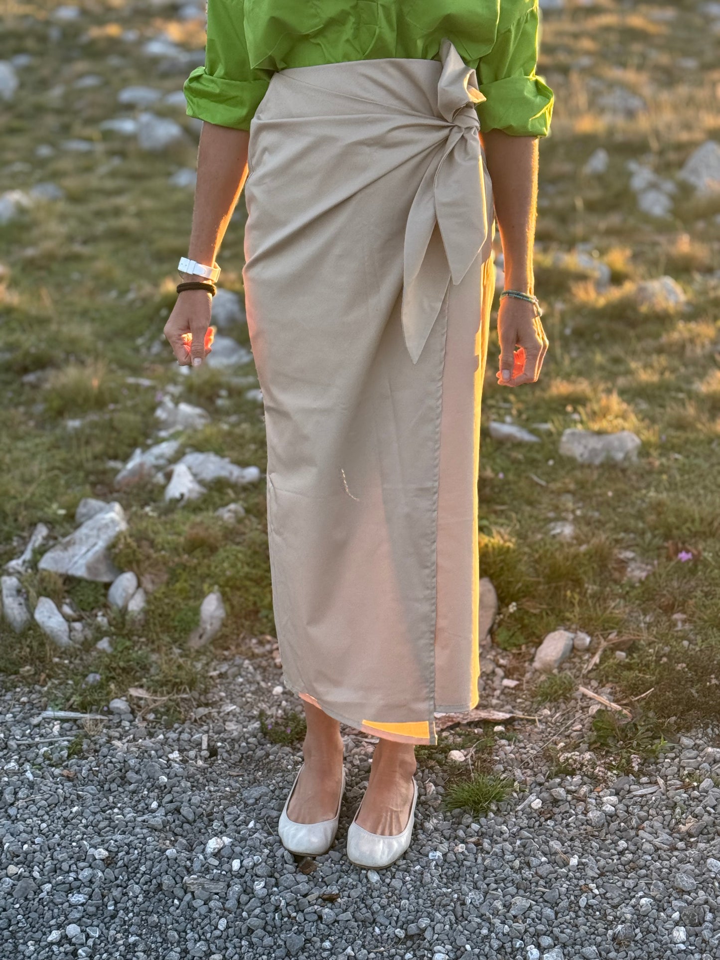 Bež suknja na preklop – elegantna i bezvremenska