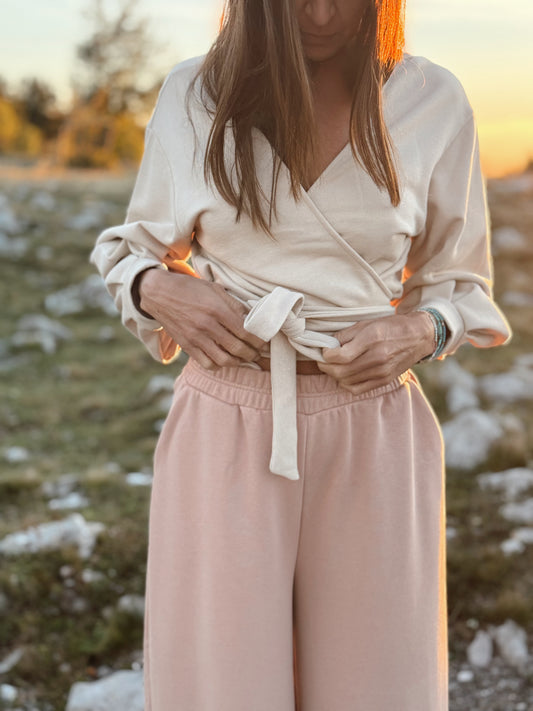 Pulse bež wrap majica – udobnost i chic u jednom