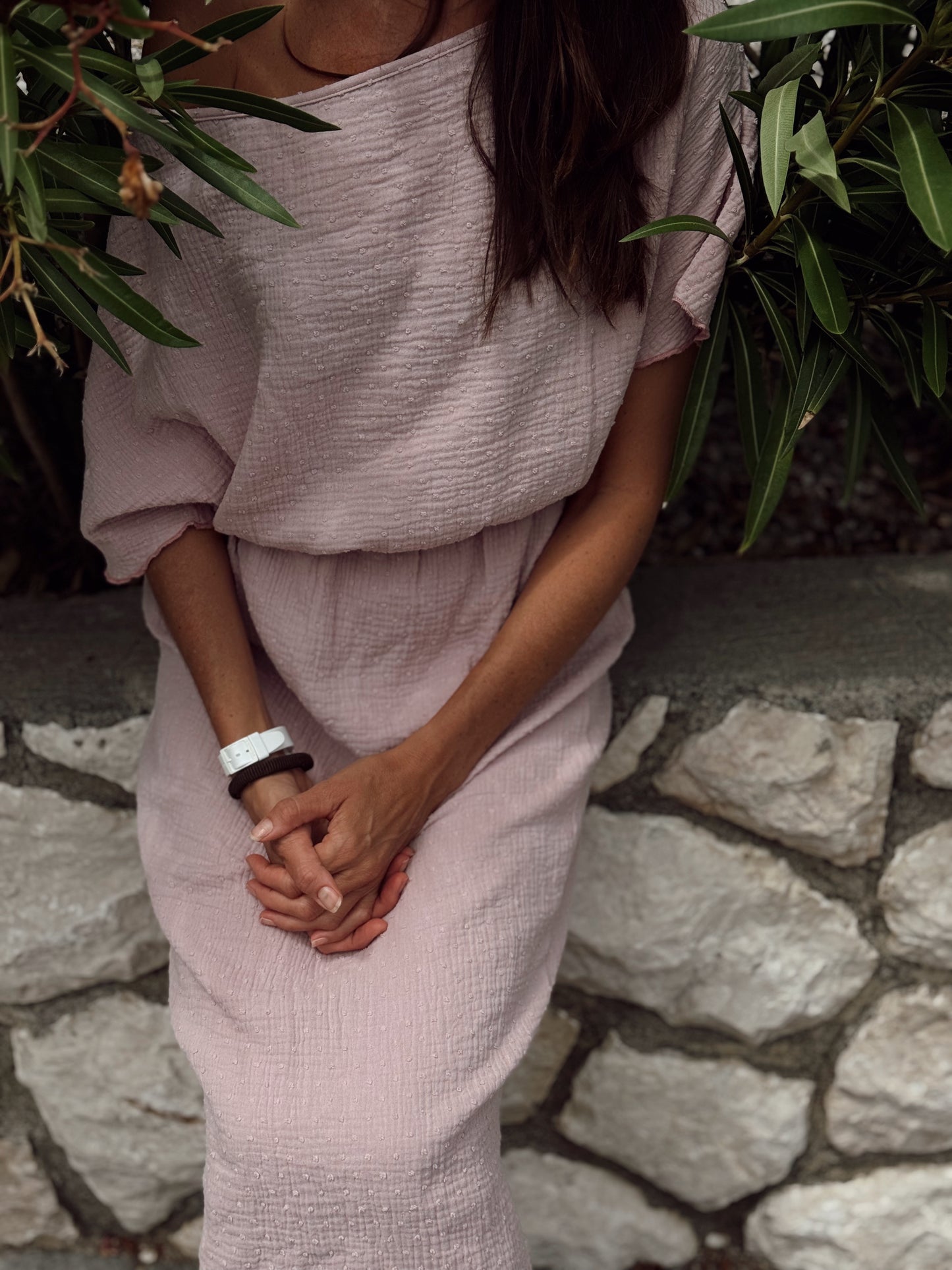 Pulse haljina s golim ramenom – ležerni chic za ljeto