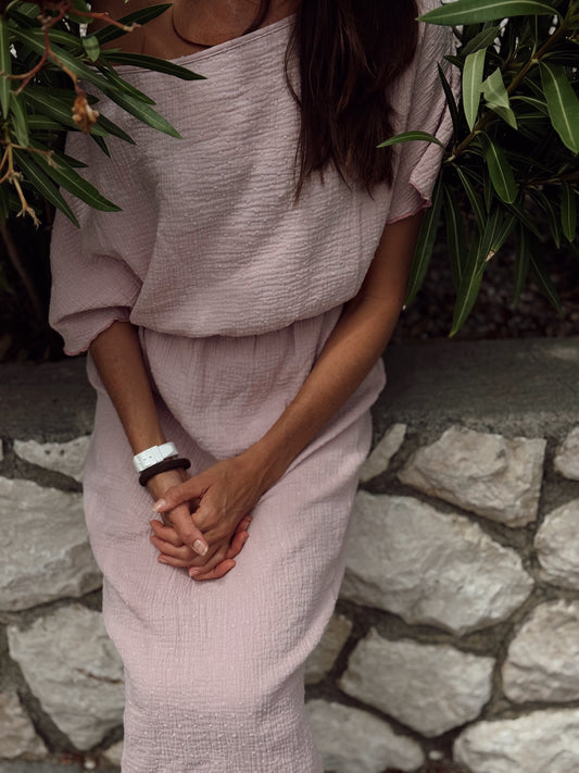 Pulse haljina s golim ramenom – ležerni chic za ljeto