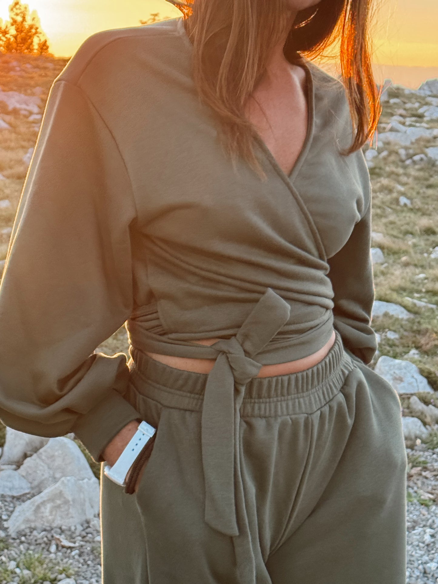 Pulse maslinasta wrap majica – udobnost i chic u jednom