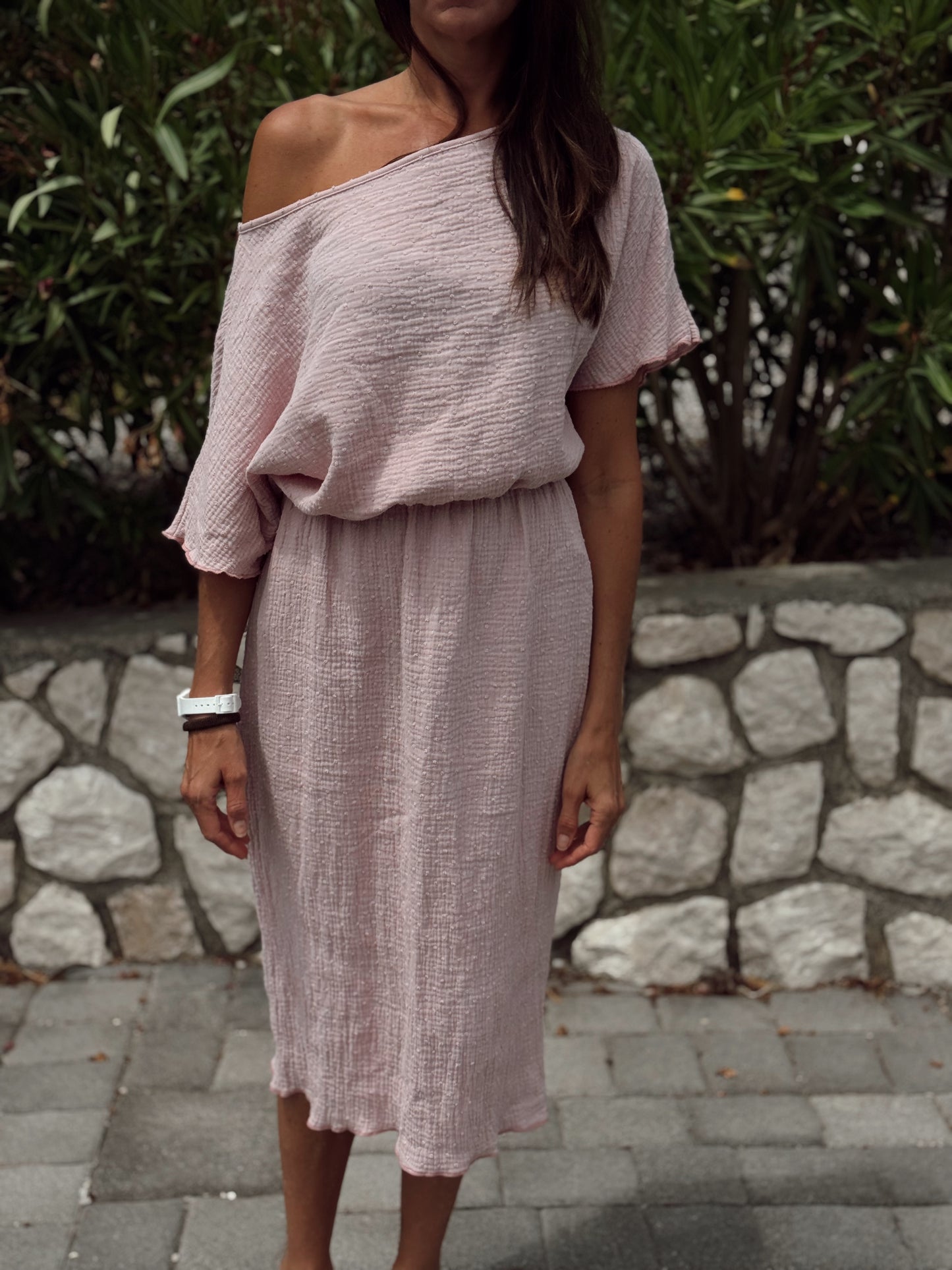 Pulse haljina s golim ramenom – ležerni chic za ljeto