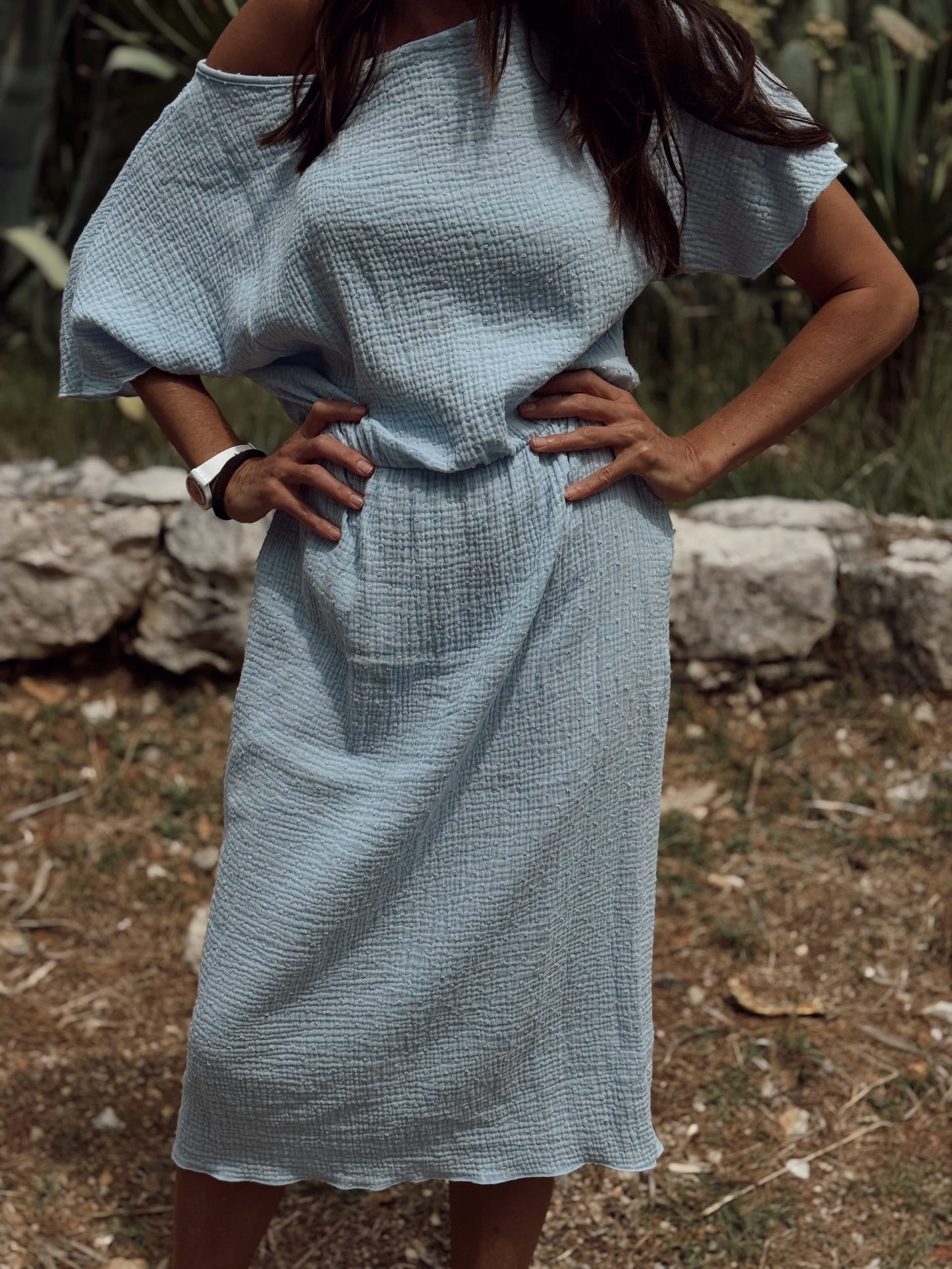 Pulse haljina s golim ramenom – ležerni chic za ljeto