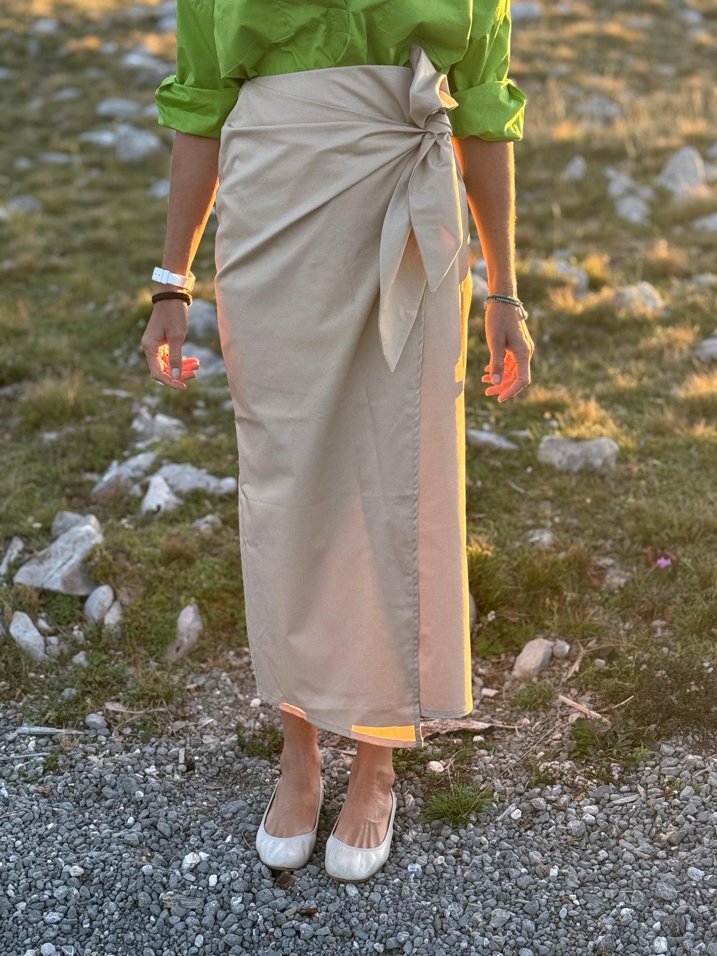 Bež suknja na preklop – elegantna i bezvremenska