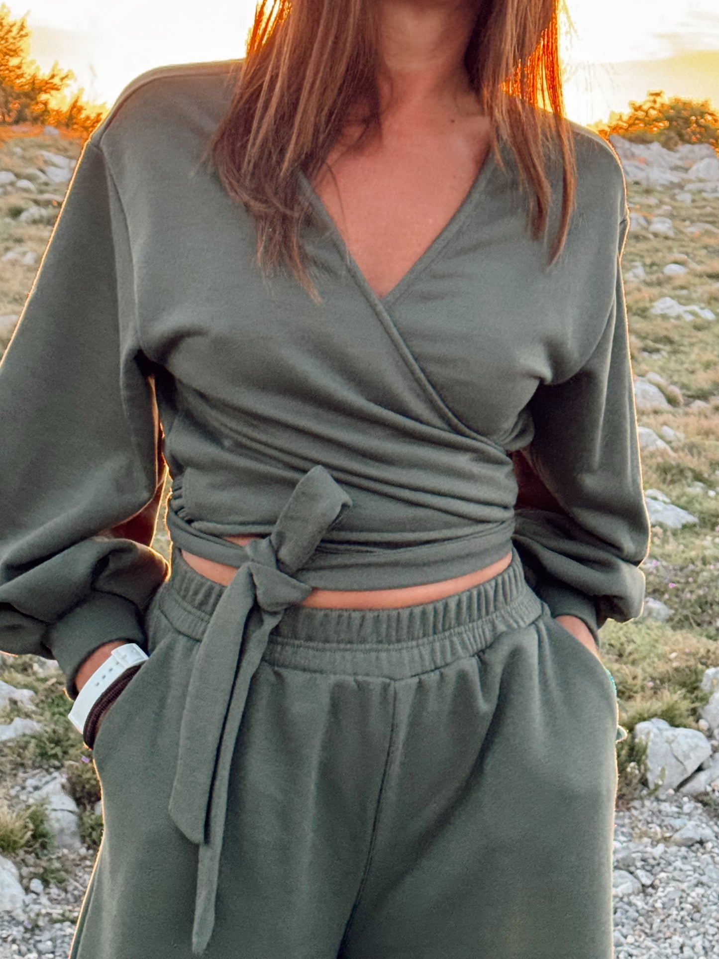 Pulse maslinasta wrap majica – udobnost i chic u jednom