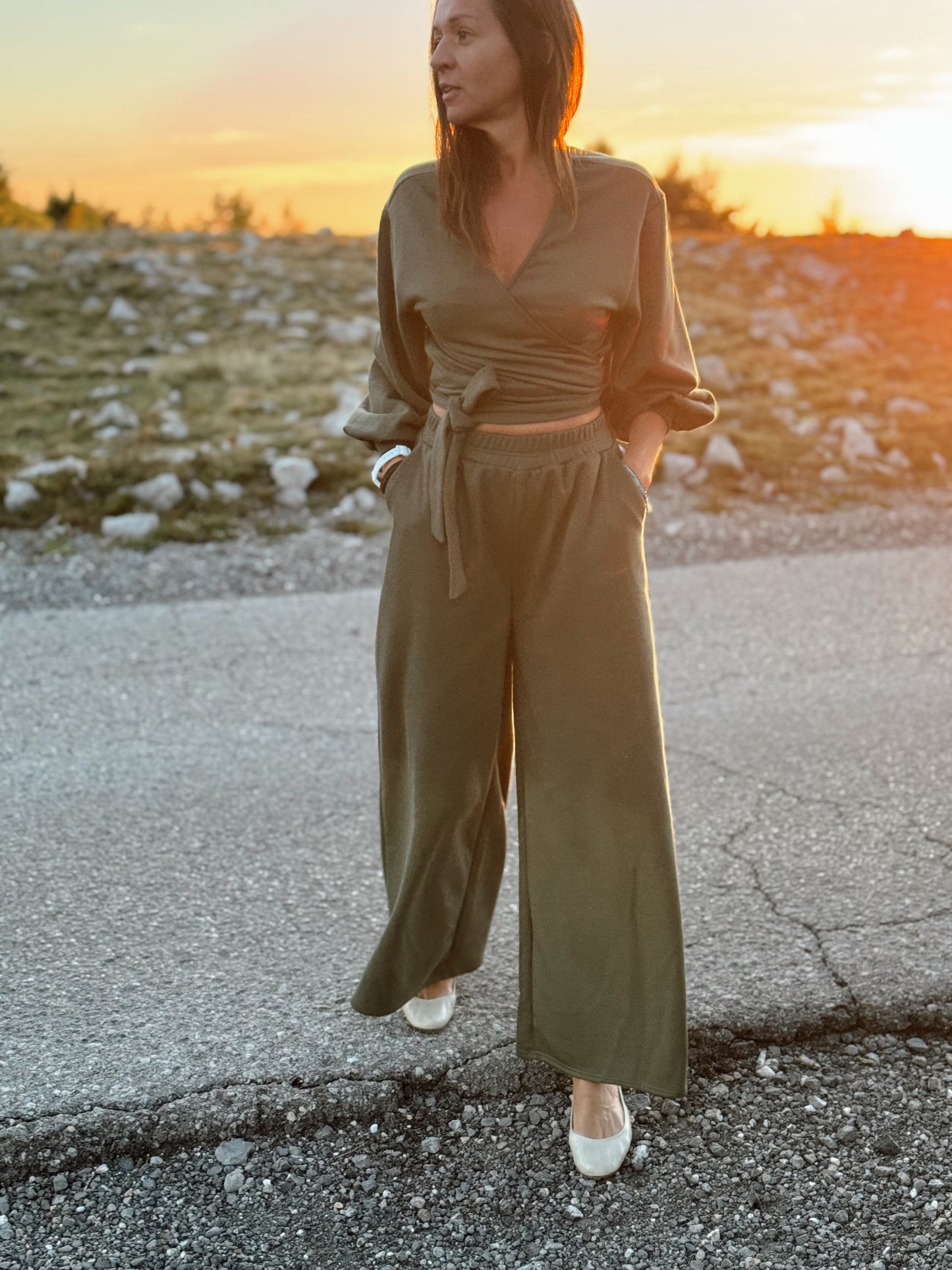 PULSE maslinaste sportsko - elegantne hlače s elastičnim strukom - udobnost i stil