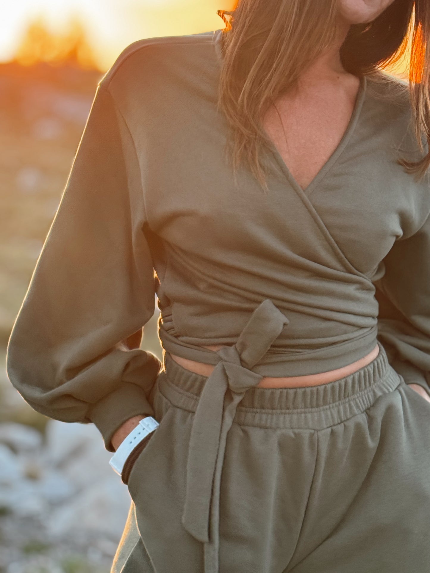 Pulse maslinasta wrap majica – udobnost i chic u jednom