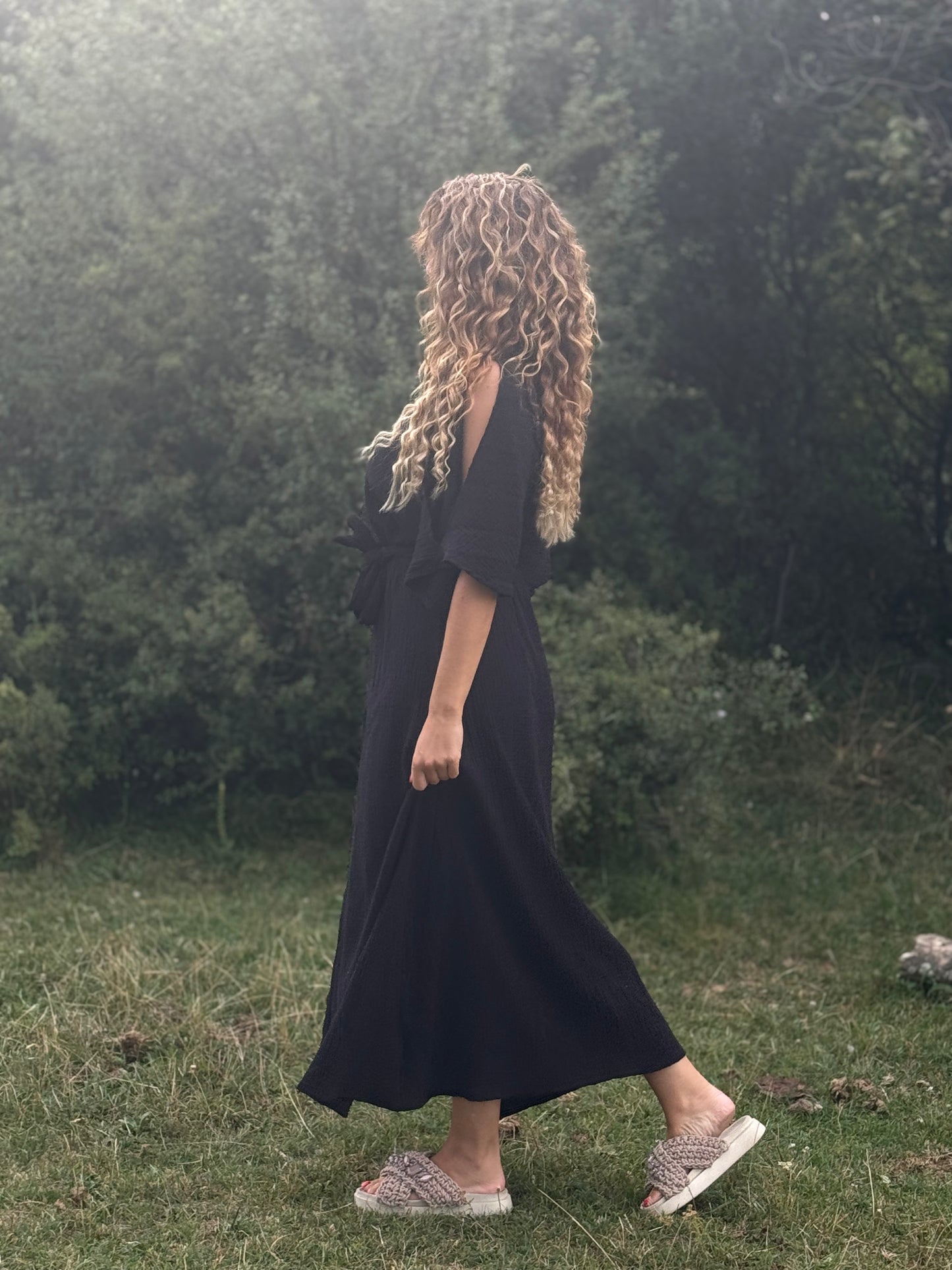 Pulse kimono haljina u puderasto rozoj, crnoj i ciglastoj boji – elegancija koja diše