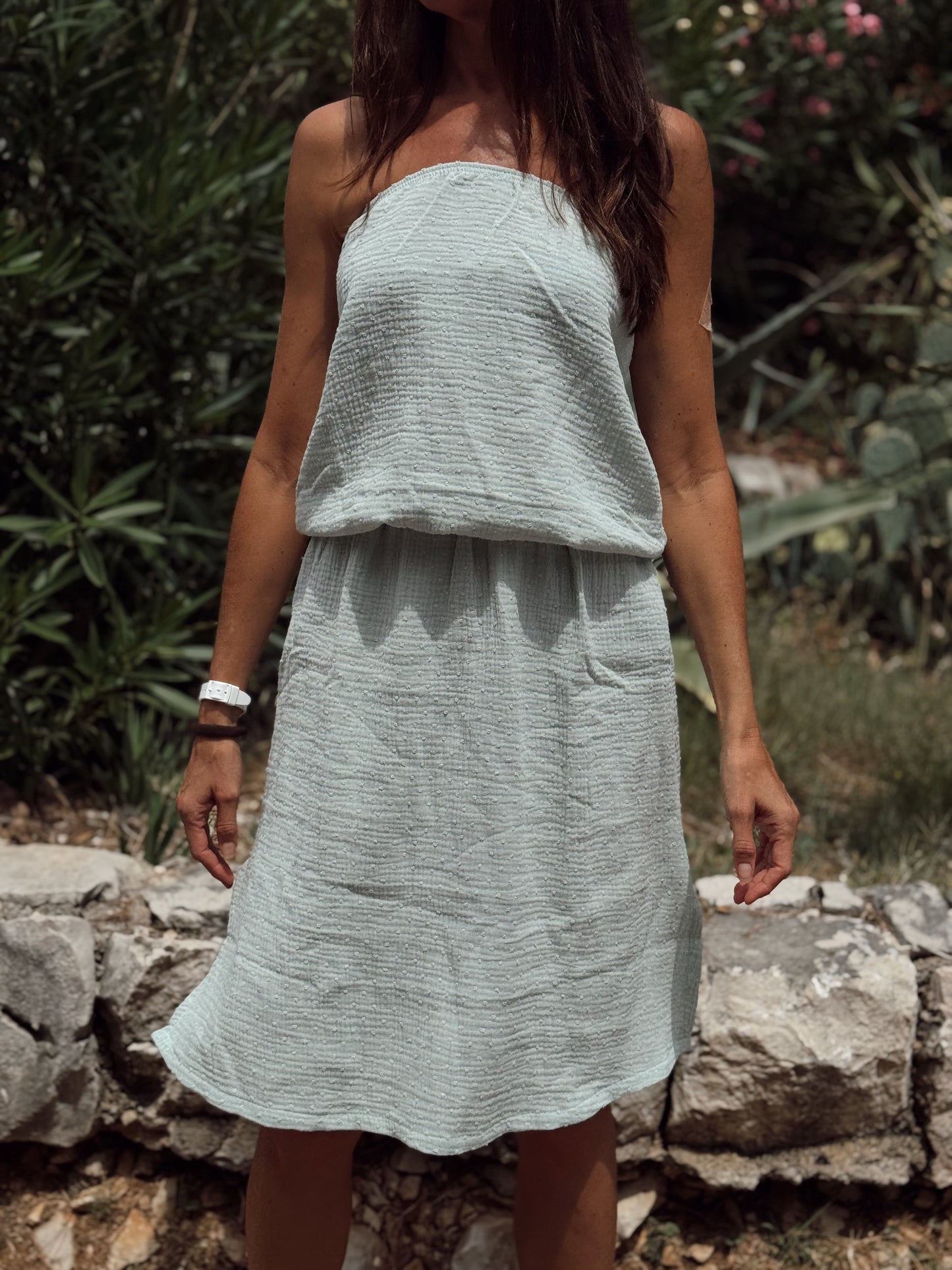 Pulse haljina bez naramenica - minimalizam i senzualnost u jednom