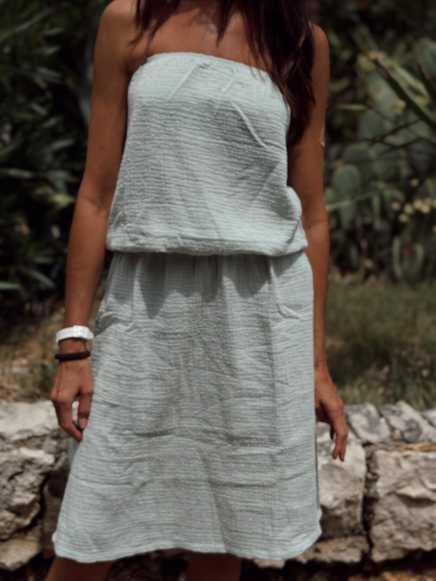 Pulse haljina bez naramenica - minimalizam i senzualnost u jednom