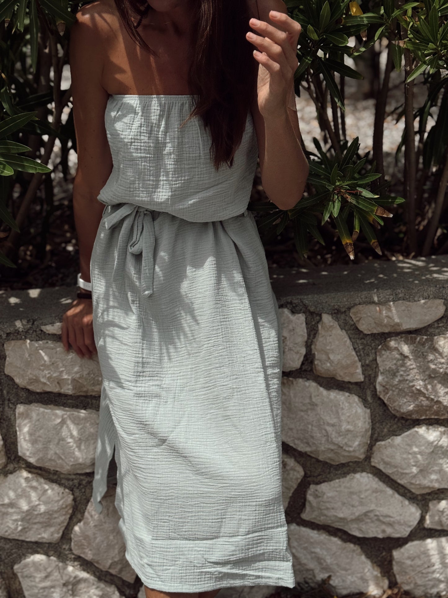 Pulse haljina bez naramenica minimalizam i senzualnost u jednom –