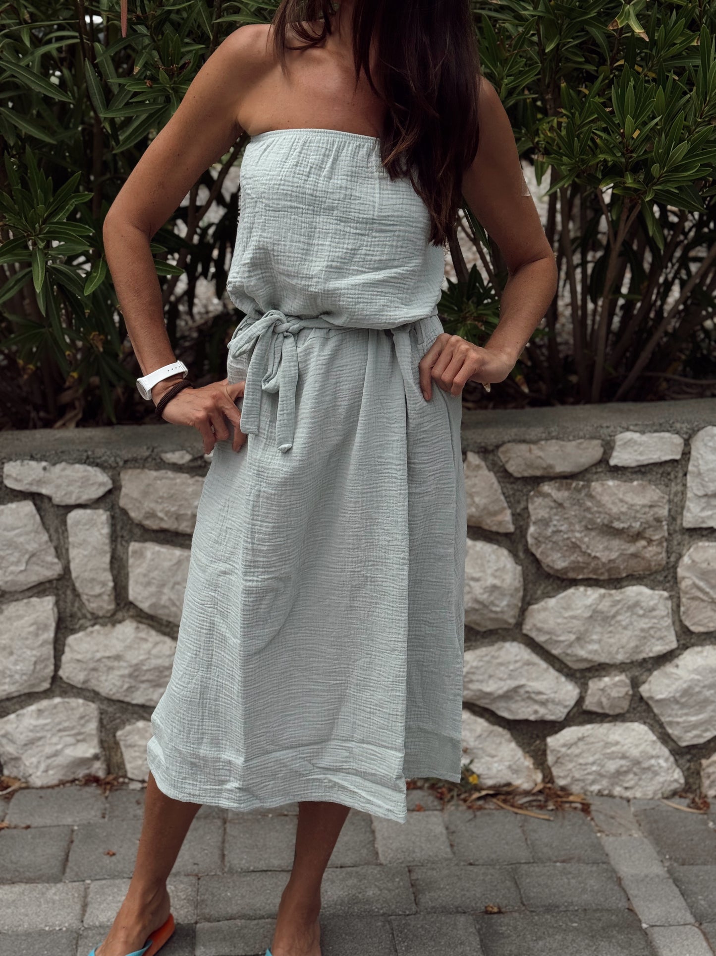 Pulse haljina bez naramenica minimalizam i senzualnost u jednom –