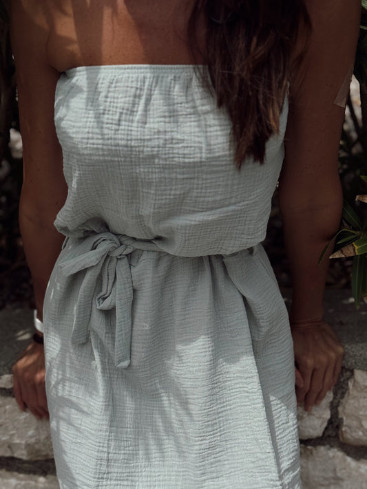 Pulse haljina bez naramenica minimalizam i senzualnost u jednom –