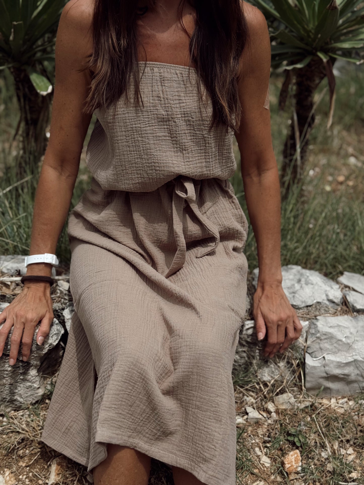 Pulse haljina bez naramenica minimalizam i senzualnost u jednom –