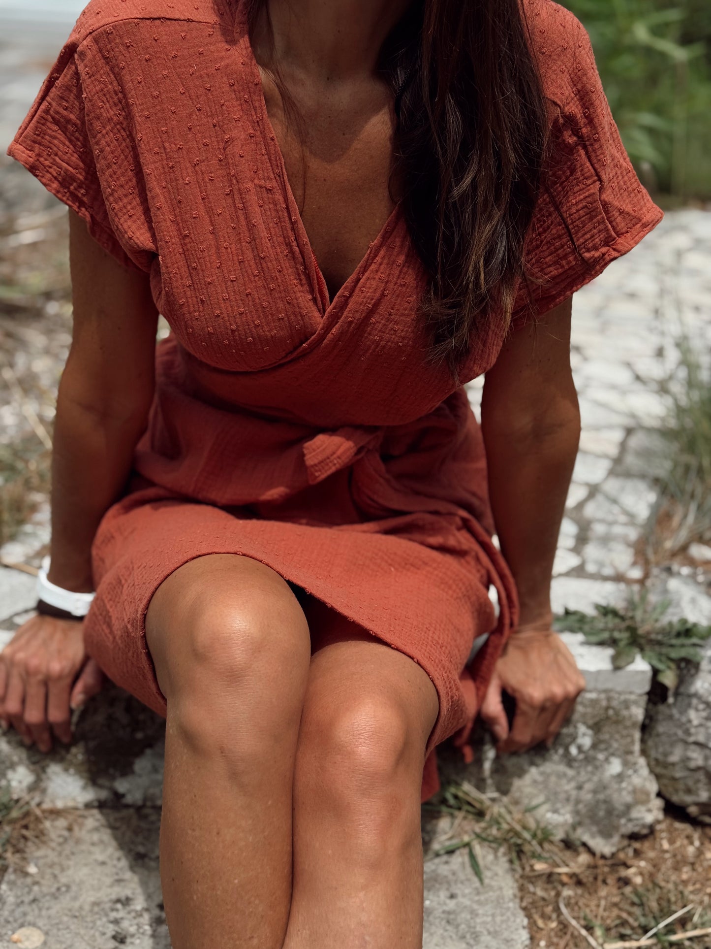 PULSE bež haljina od organskog pamuka - ljetna elegancija s twist detaljem