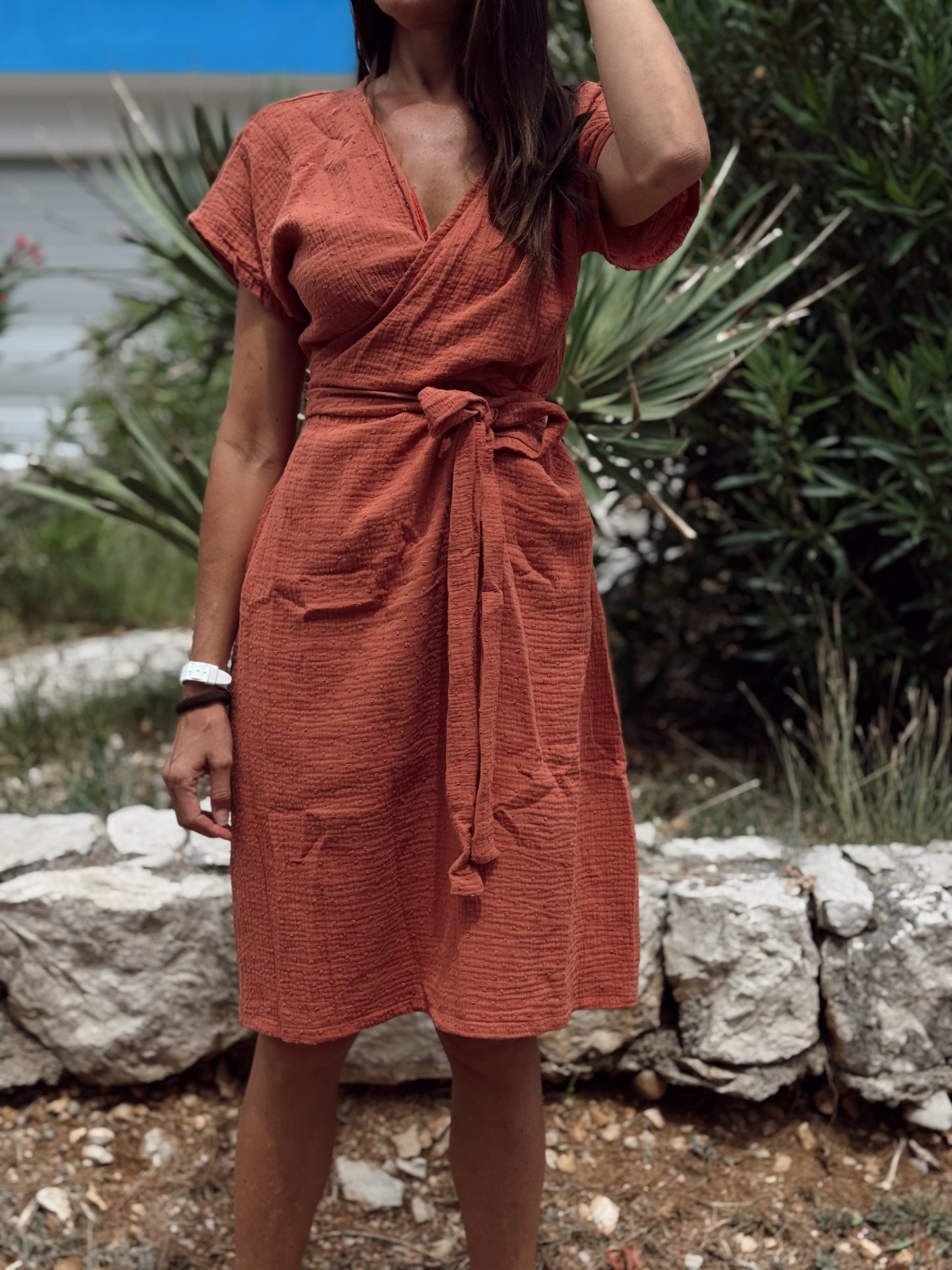 PULSE bež haljina od organskog pamuka - ljetna elegancija s twist detaljem