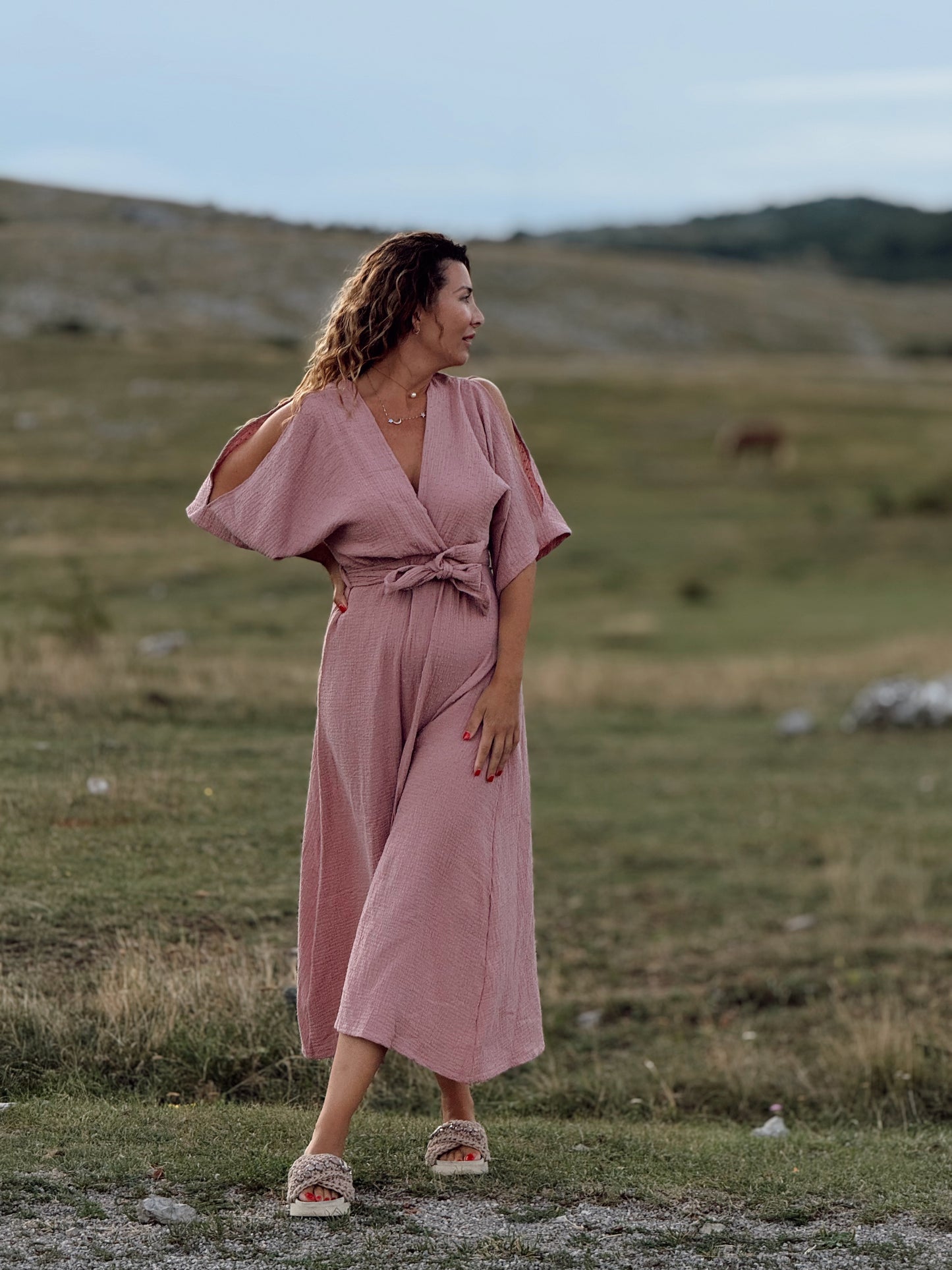 Pulse kimono haljina u puderasto rozoj, crnoj i ciglastoj boji – elegancija koja diše