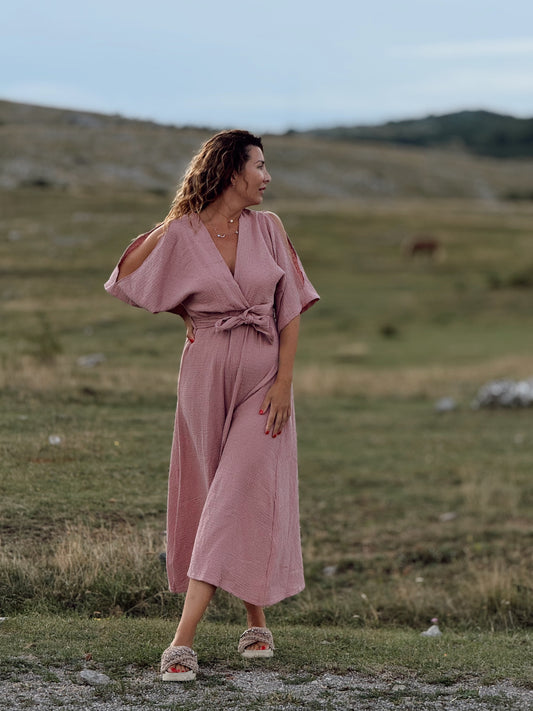 Pulse kimono haljina u puderasto rozoj, crnoj i ciglastoj boji – elegancija koja diše