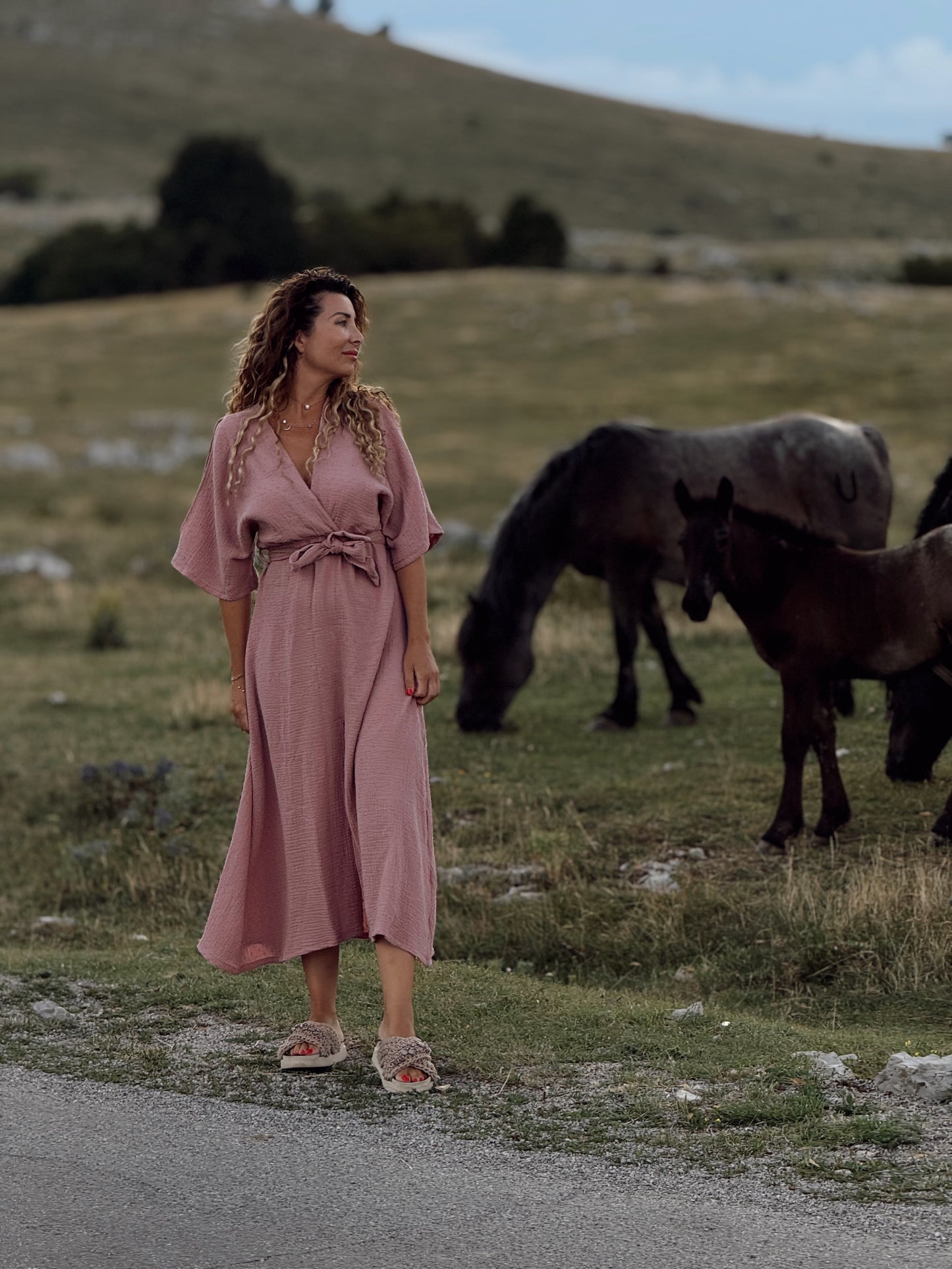 Pulse kimono haljina u puderasto rozoj, crnoj i ciglastoj boji – elegancija koja diše