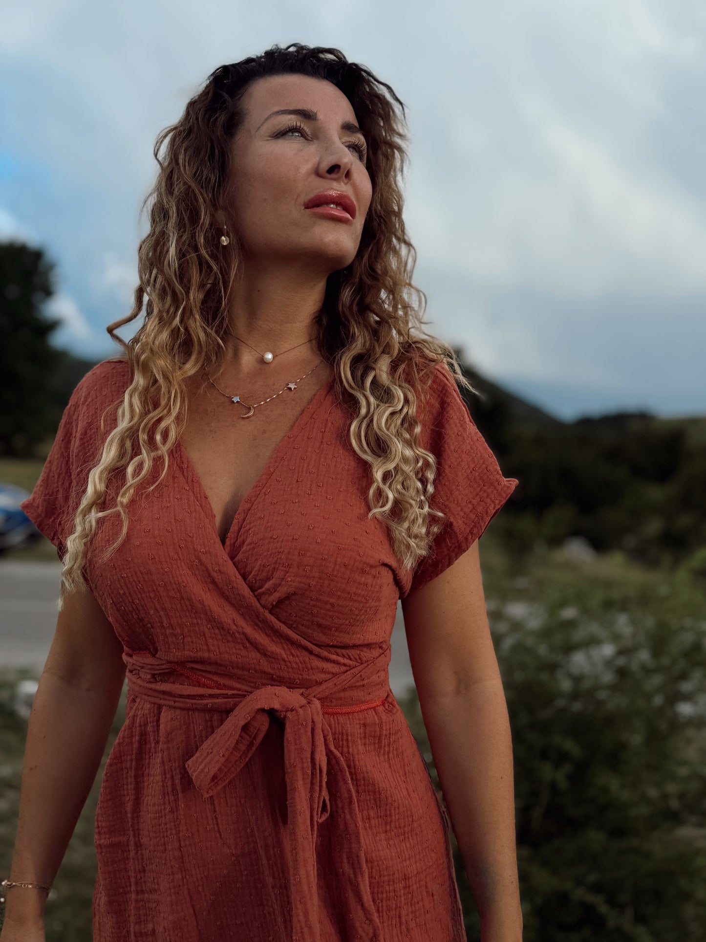 PULSE bež haljina od organskog pamuka - ljetna elegancija s twist detaljem