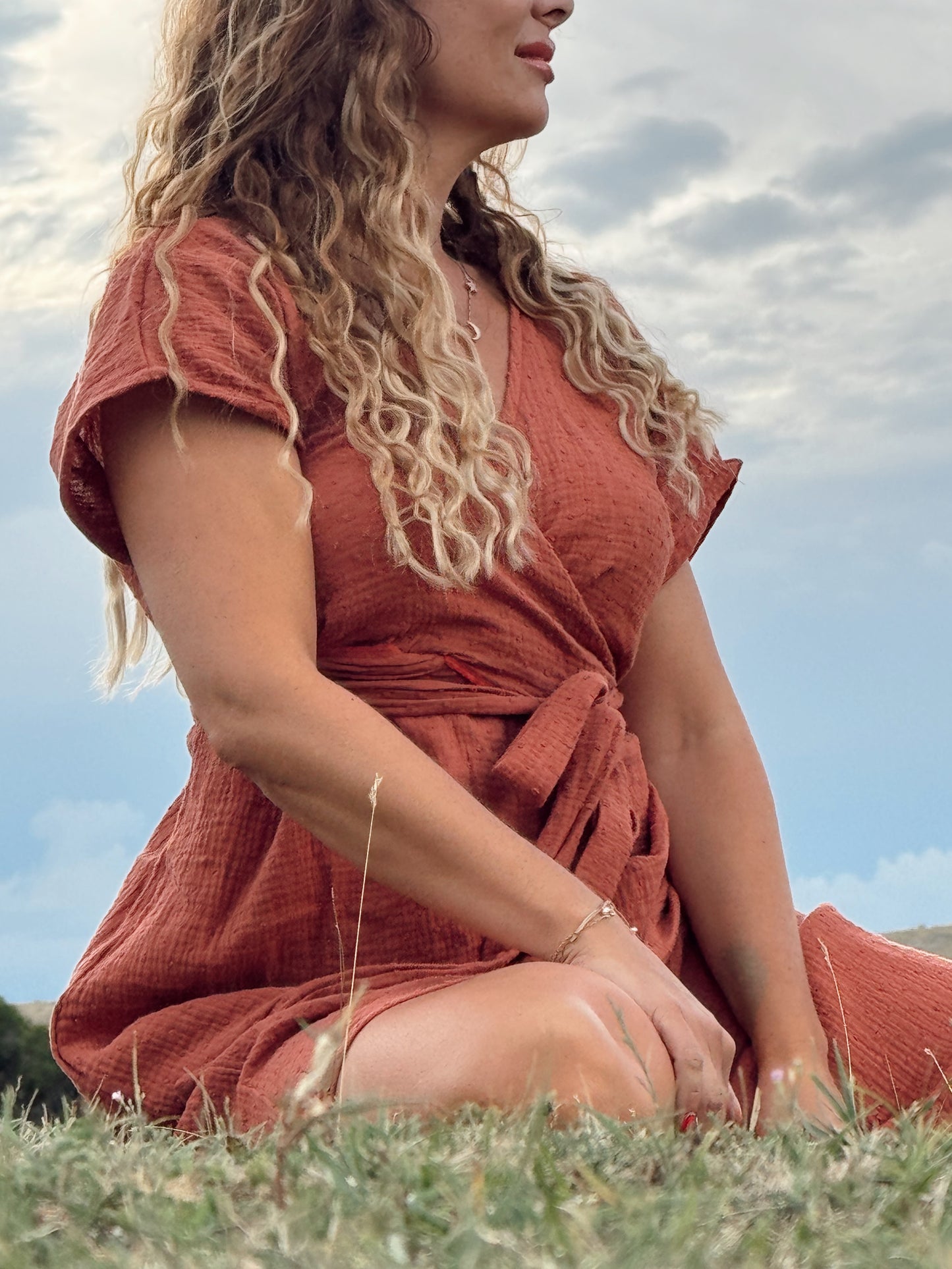 PULSE bež haljina od organskog pamuka - ljetna elegancija s twist detaljem