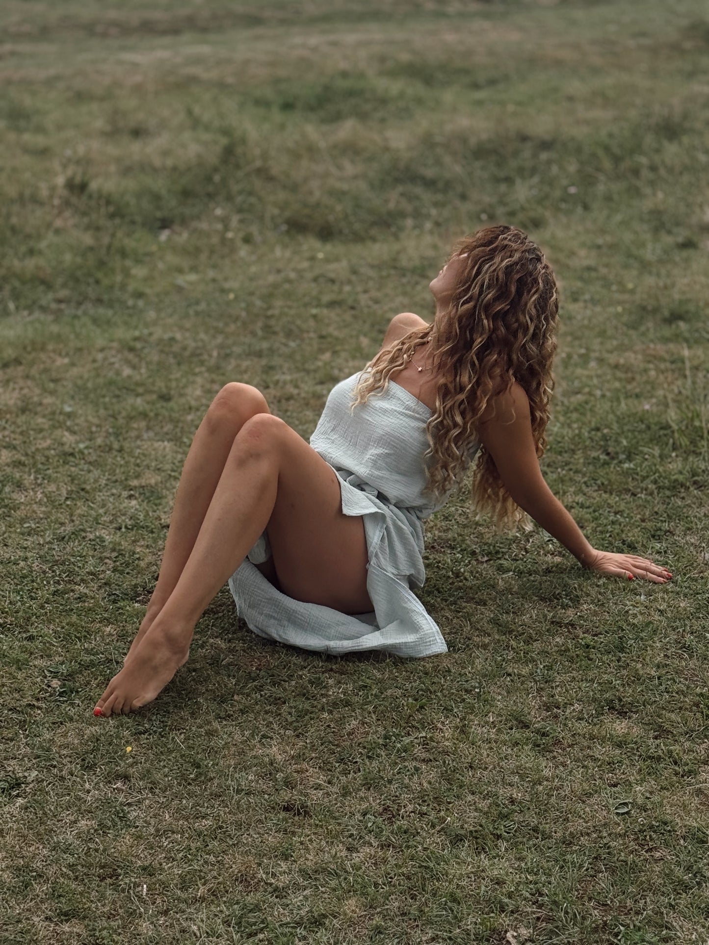 Pulse haljina bez naramenica minimalizam i senzualnost u jednom –