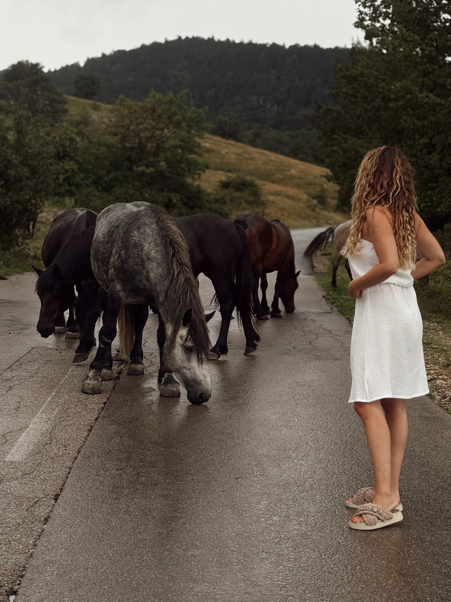 Pulse haljina bez naramenica - minimalizam i senzualnost u jednom