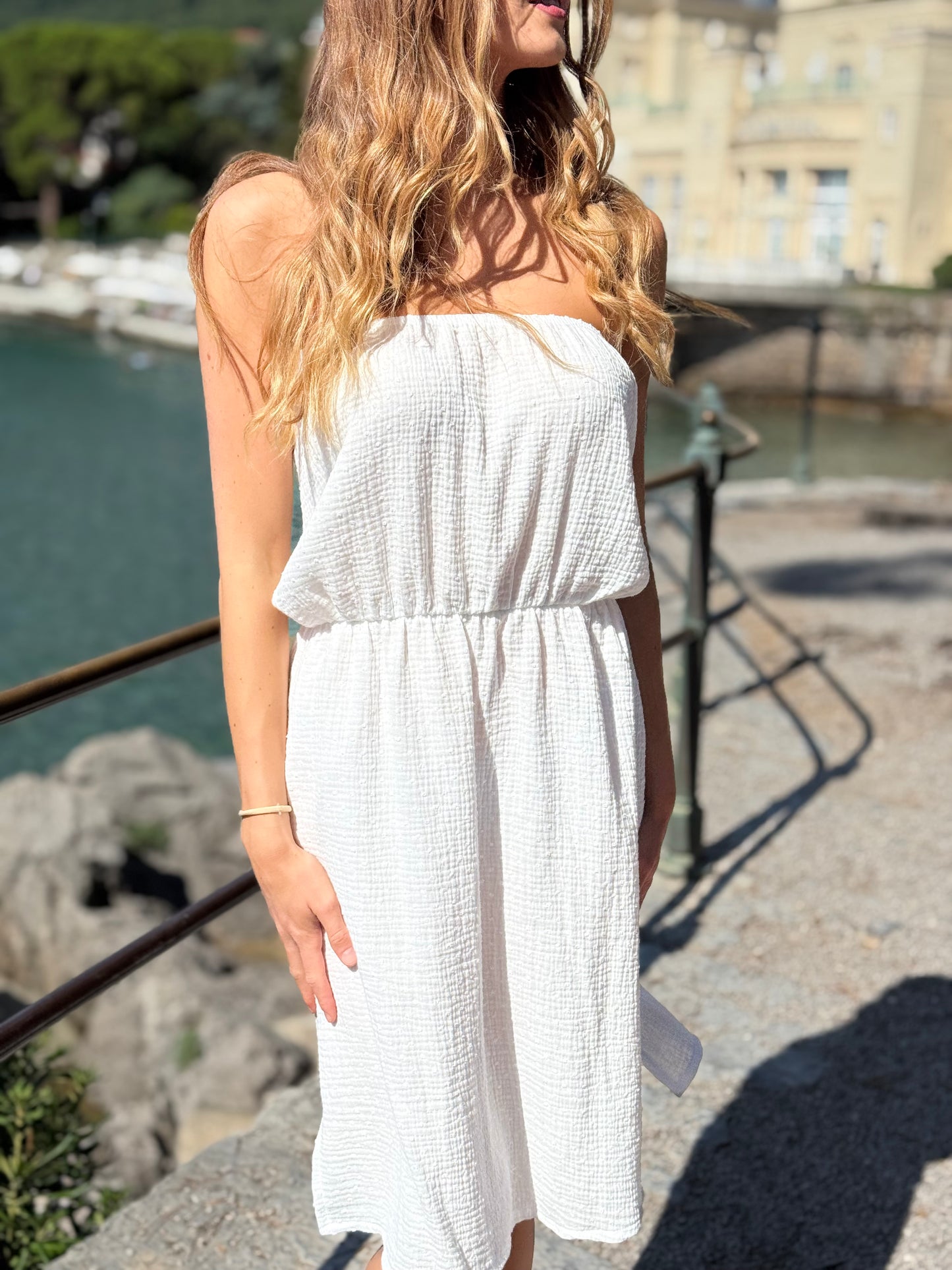 Pulse haljina bez naramenica - minimalizam i senzualnost u jednom