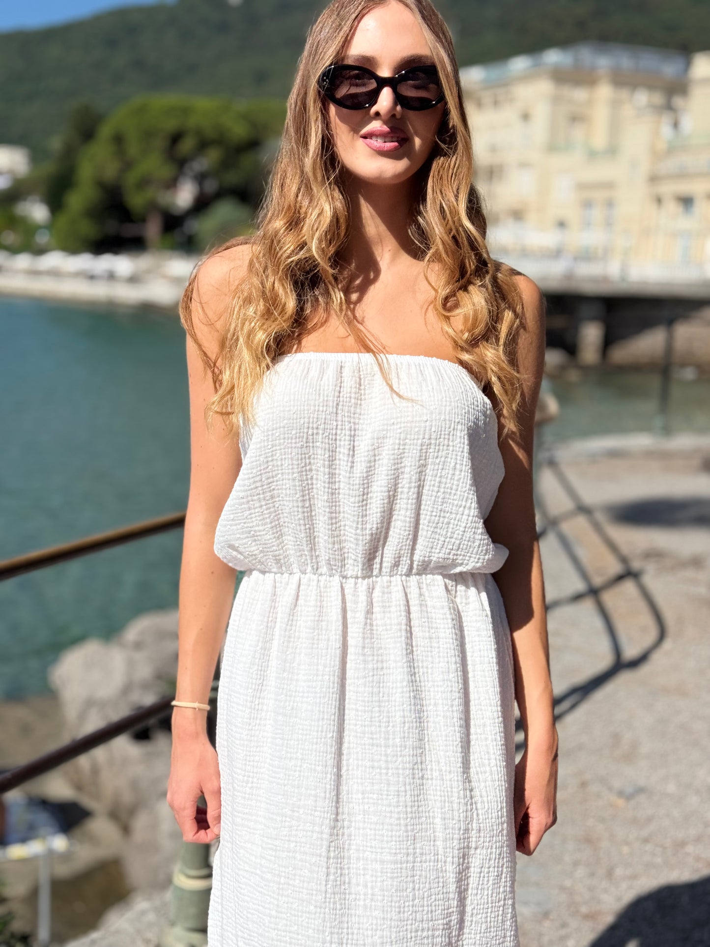 Pulse haljina bez naramenica - minimalizam i senzualnost u jednom