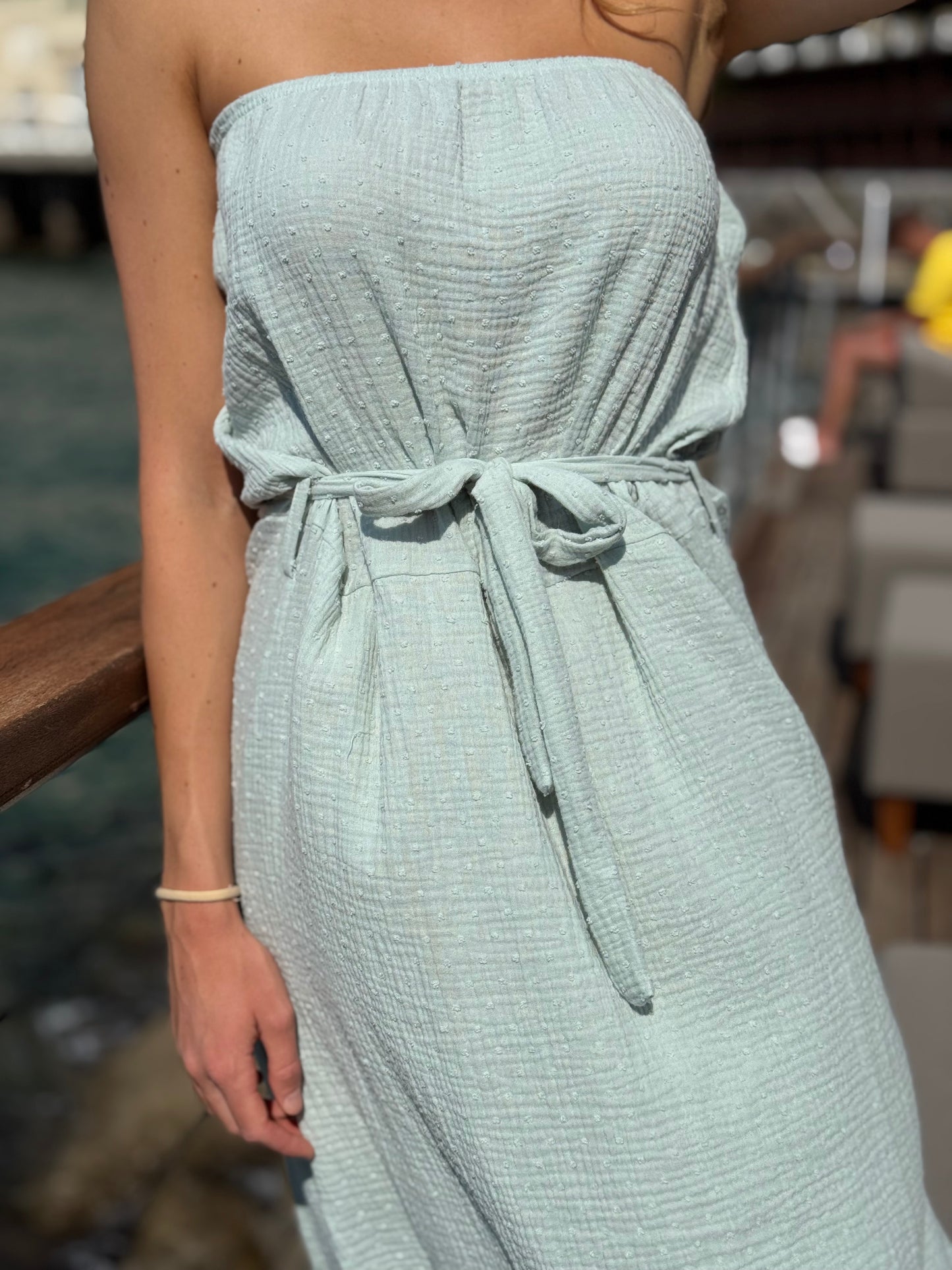 Pulse haljina bez naramenica - minimalizam i senzualnost u jednom