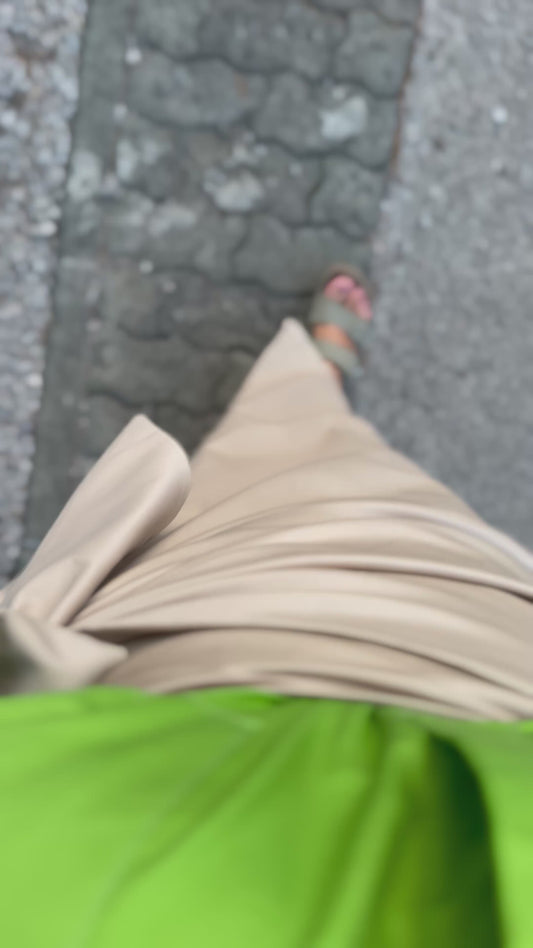 Bež suknja na preklop – elegantna i bezvremenska